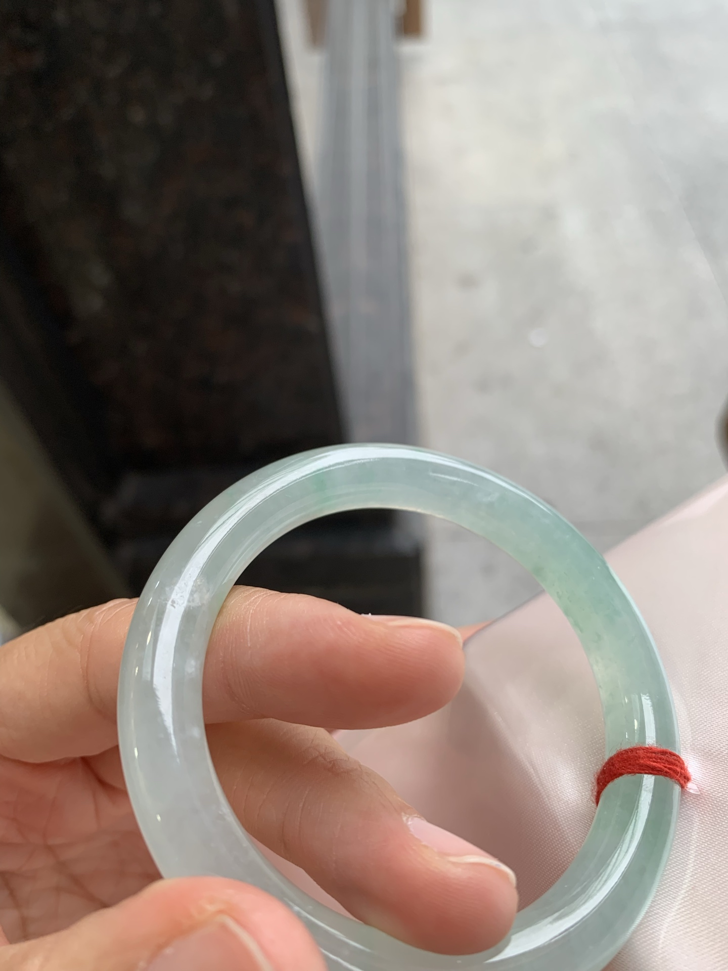 圆条冰飘绿 表皮纹微扣 尺寸：52/9.2/9 冰润
