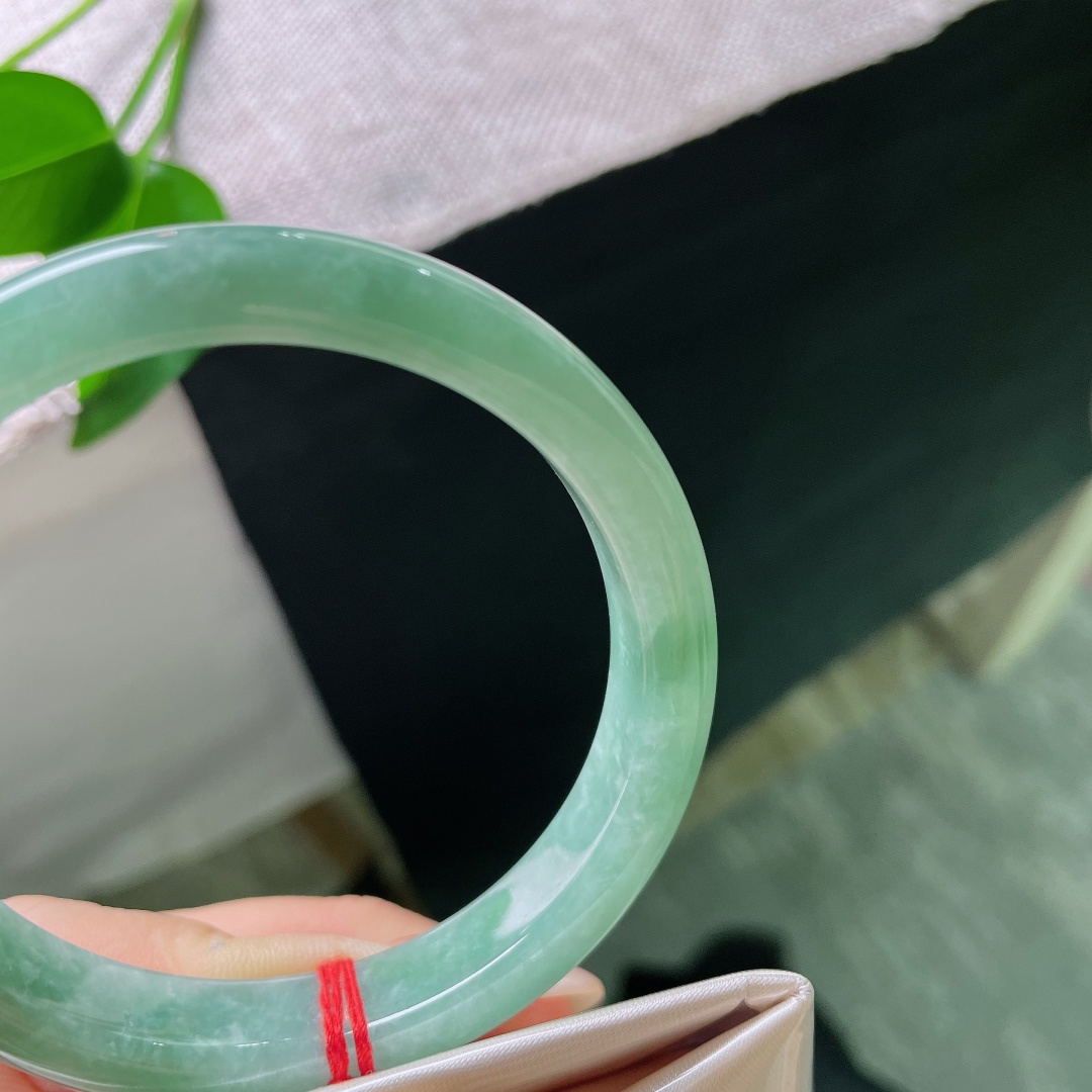 绿底正圈，皮纹，满圈绿意柔和饱满，玉质细腻色调清新温润，上手沉稳大方，ss57920a