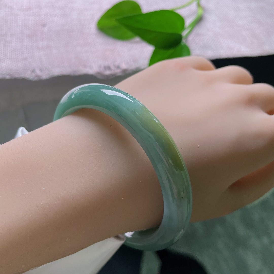 蓝底正圈，一点皮纹，冰油青正圈平安镯，镯身是沉静温润的油调湖青色，色调内敛柔和，质感。ss57905a