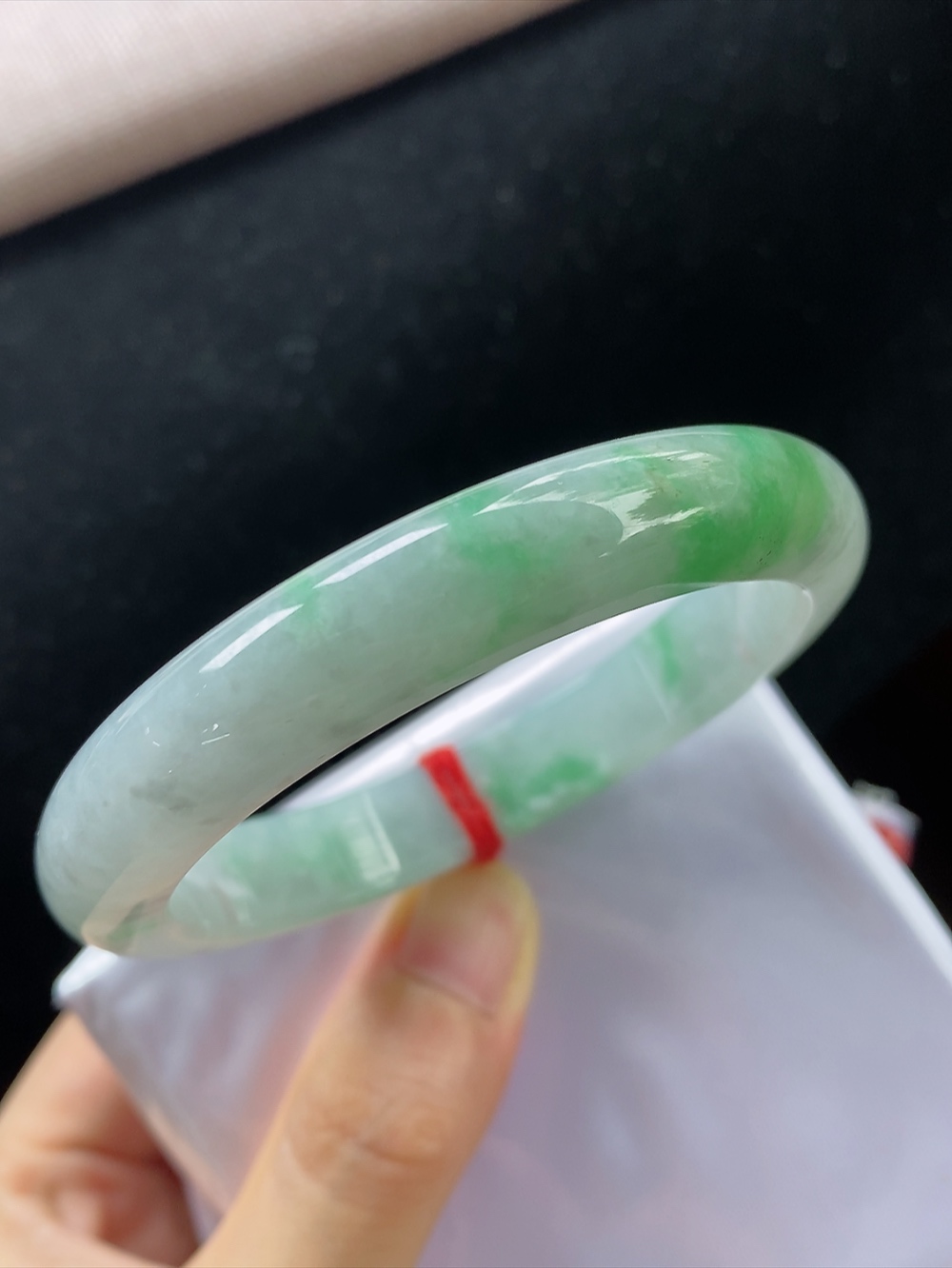 正圈飘绿手镯，圈口尺寸53.9-10.7-8.1mm,904xdz