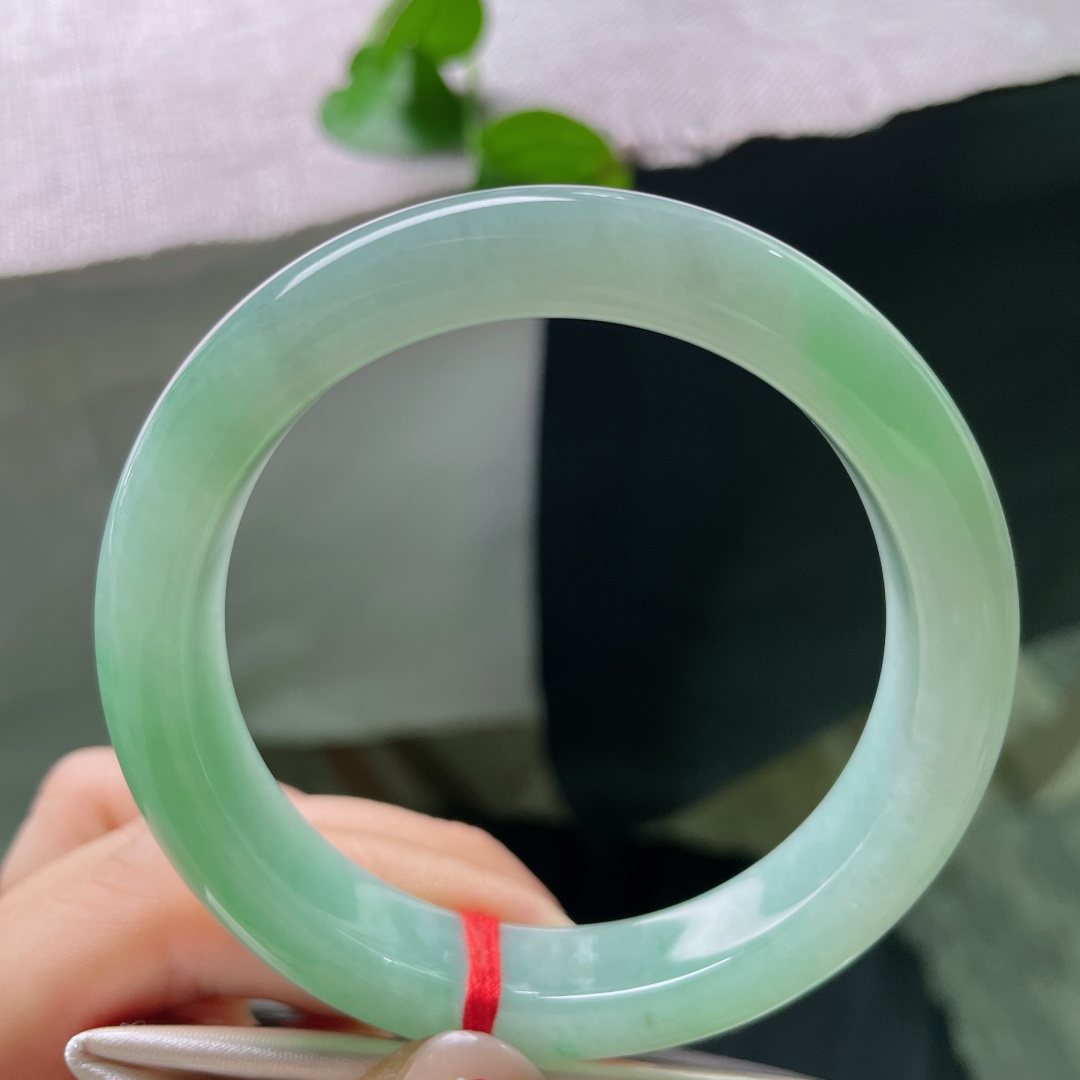 绿底正圈，无裂，满圈晴翠莹光流转，玉韵华贵，自带温润珠光贵气。ss58125a