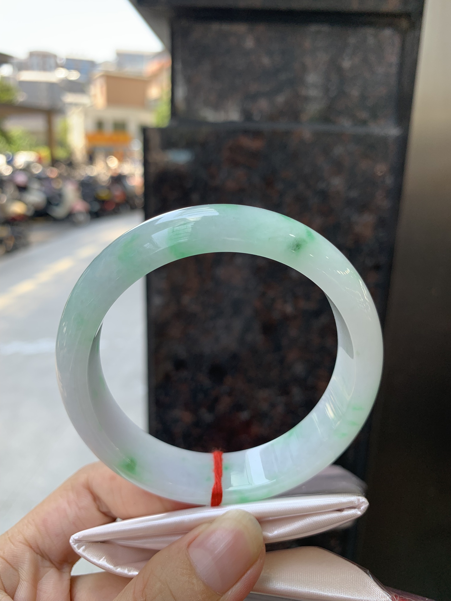 白底青/阳绿宽版正圈,0726-X790-3,无裂，底妆白净水润，阳绿花点缀，镯色生香，腕间之美，水
