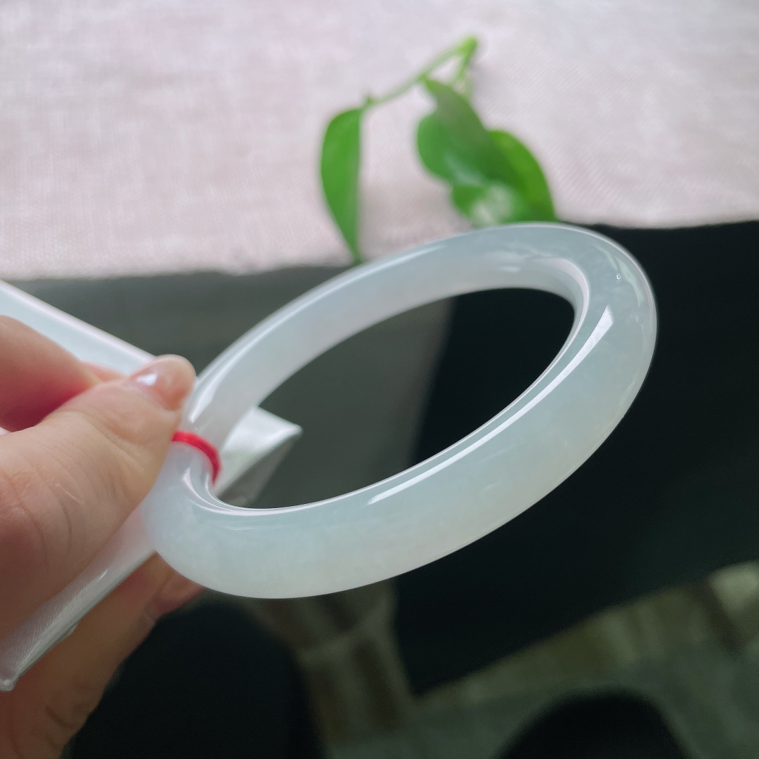 白月耀圆条，一点晶体，月光落在玉面之上，晕出淡淡的莹光，清雅脱俗，不张扬炫耀，于无声处散发美感，是低调却耐得住反复品味的美好。ss58230a