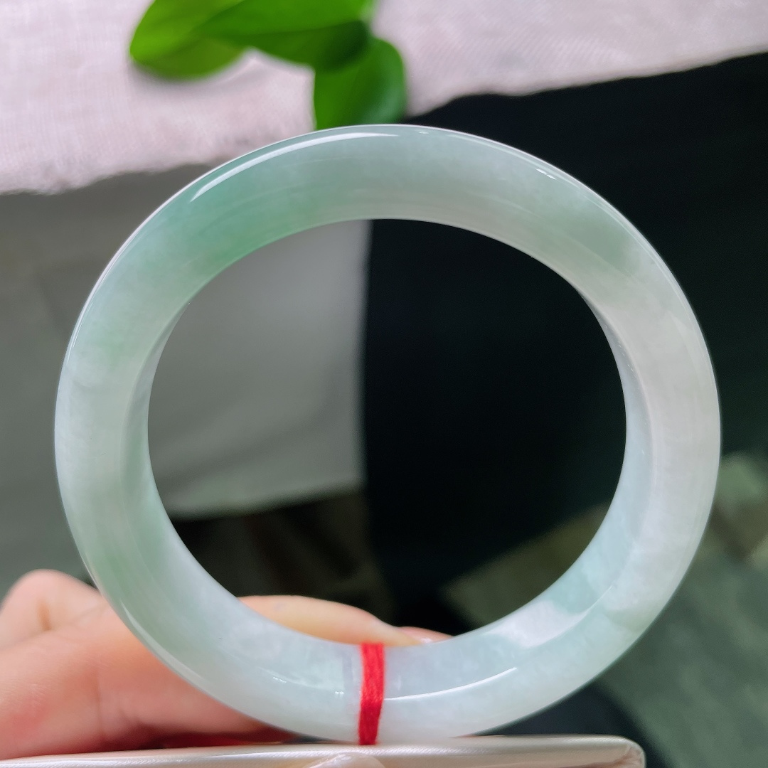 绿底正圈，皮纹，玉质通透细腻，干净素雅，清浅柔和的色调，衬得手腕清爽雅致，简约百搭。ss57966a