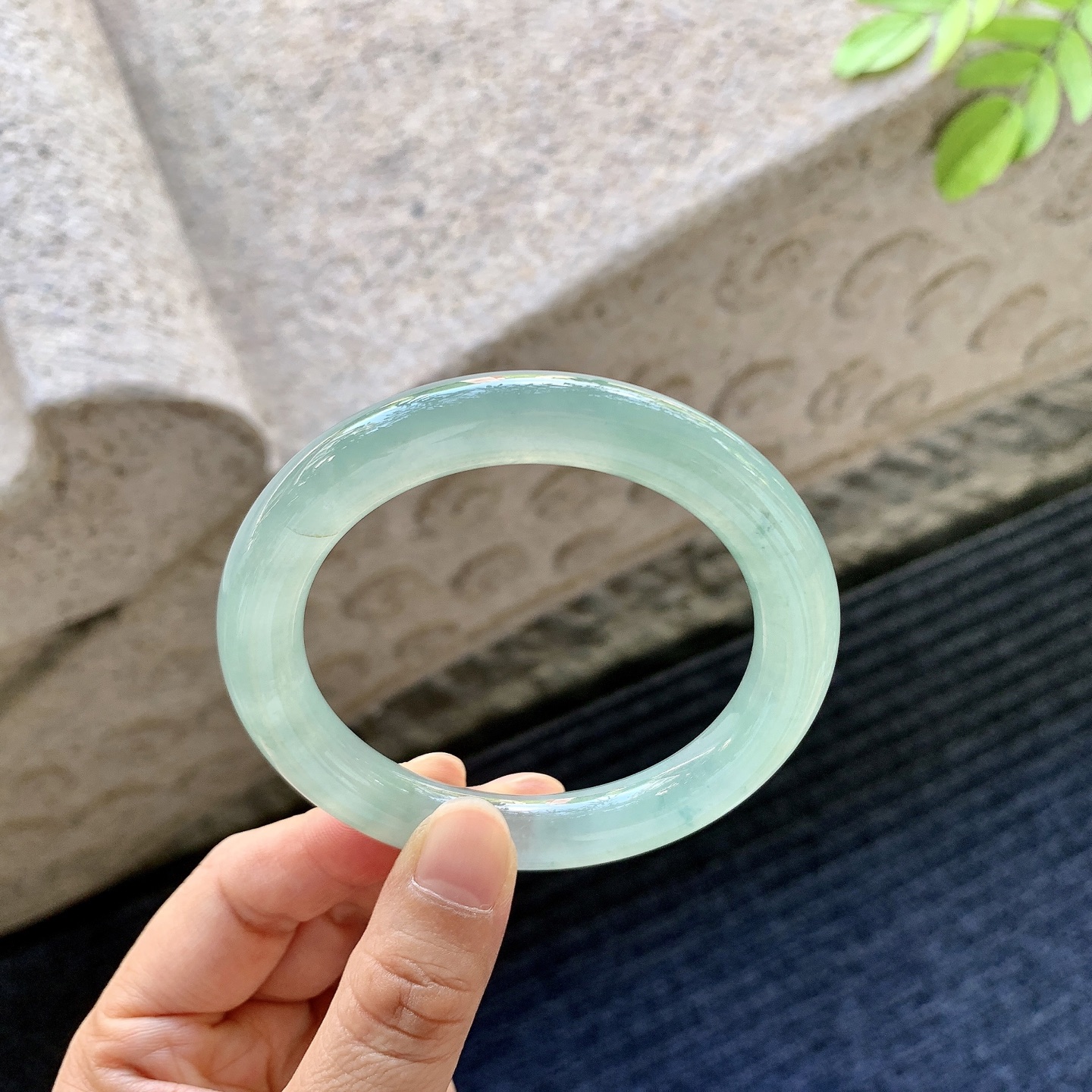 圆条54 55，圈口55.4/9.8/9.7，编码B2090576，冰糯晴绿，水润，种老，细腻，打灯有棉线