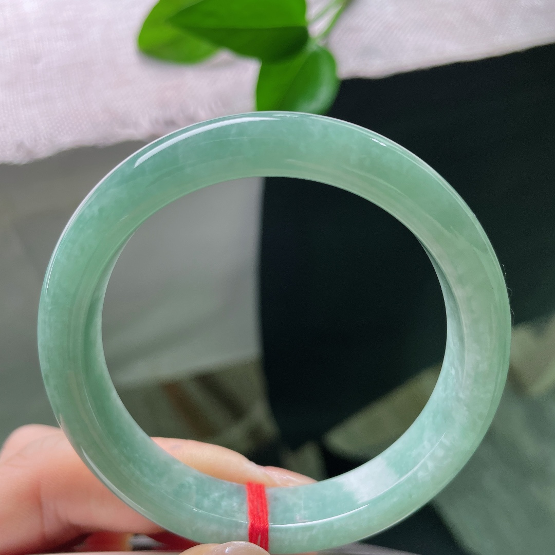 绿底正圈，一点皮纹，冰润湖绿平安镯，整圈是清透柔和的湖水绿调，色调均匀温润，满眼清爽舒适。ss579
