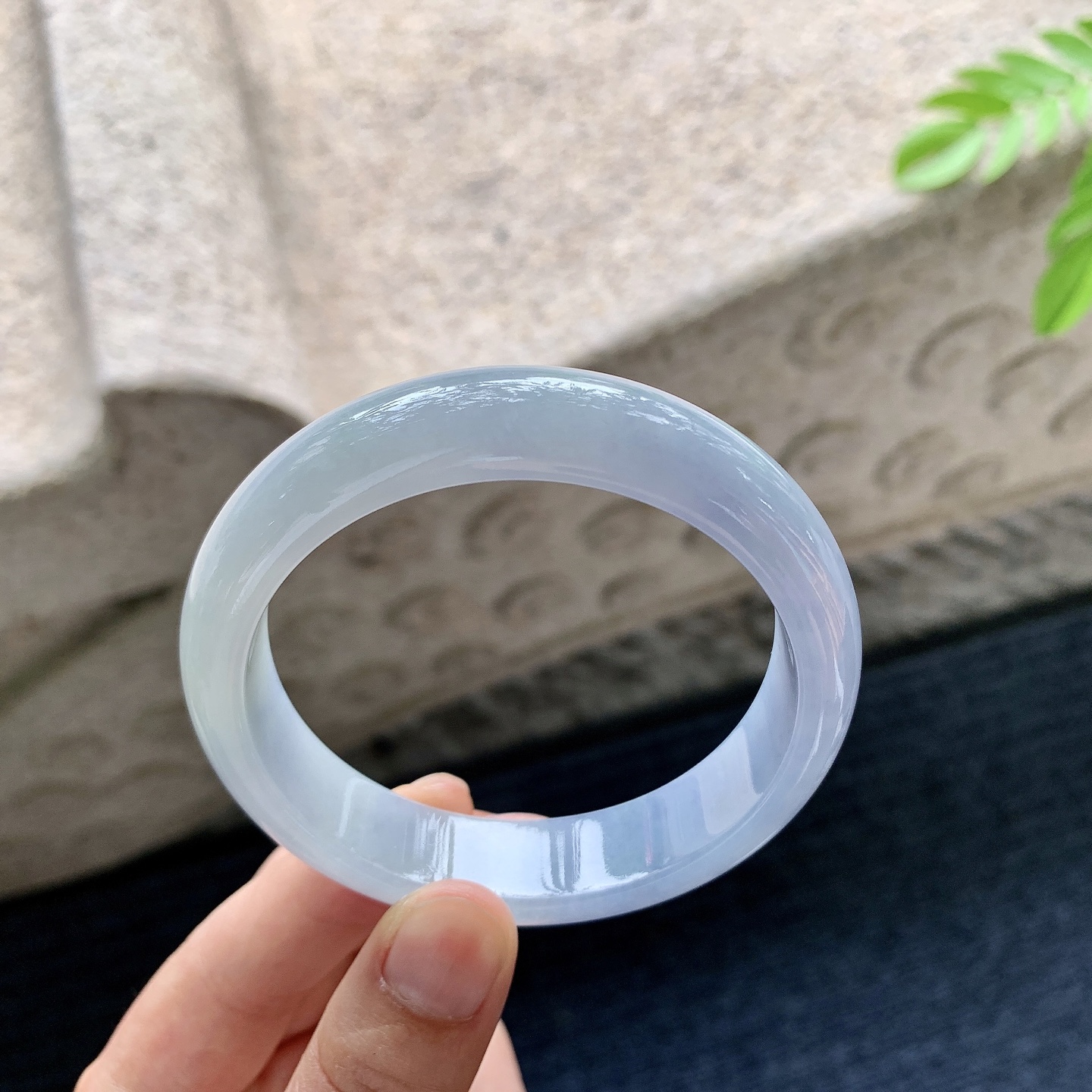 正圈55 56，圈口56.7/13.8/7.8，编码HJ061423，描述细糯，水润，种老，细腻，无裂。