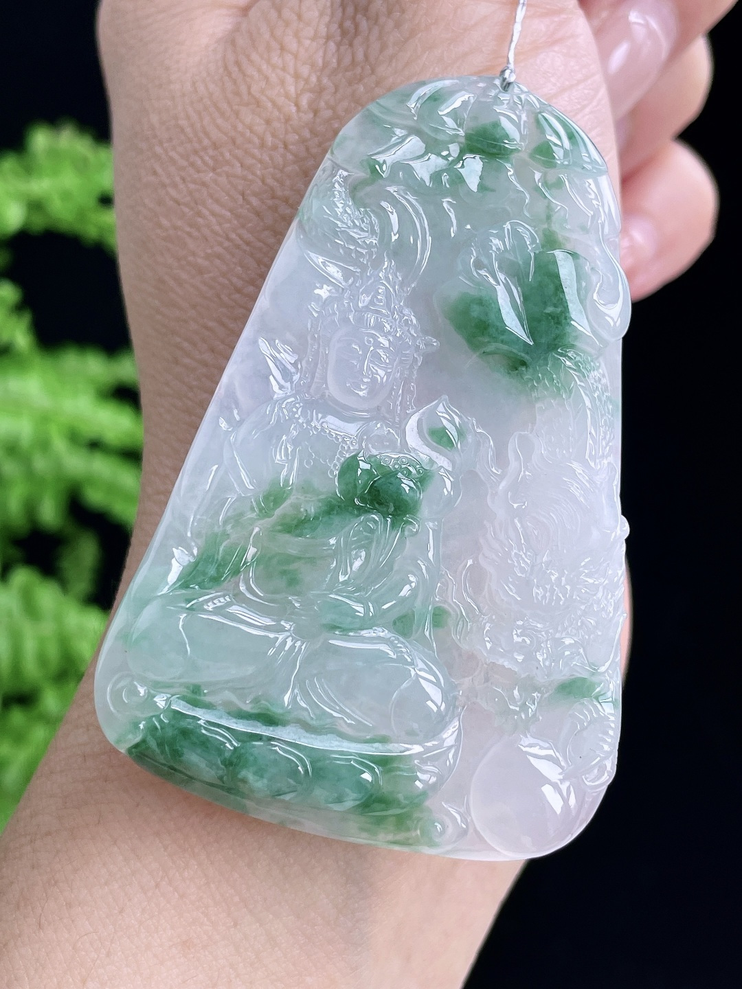 糯冰飘绿花御龙大势至观音牌吊坠,说明:缅甸 无裂 性比高 持莲观音 飘花 厚装,尺寸:65.2-42.7-6,重量:32.2克