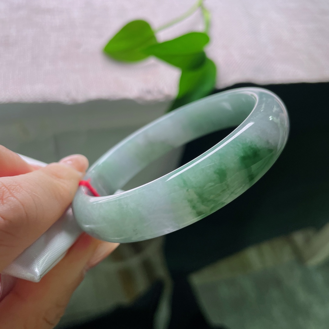 油青正圈，一点皮纹，风格兼容多种年龄，年轻佩戴清雅灵动，长辈佩戴温润端庄。ss58019a