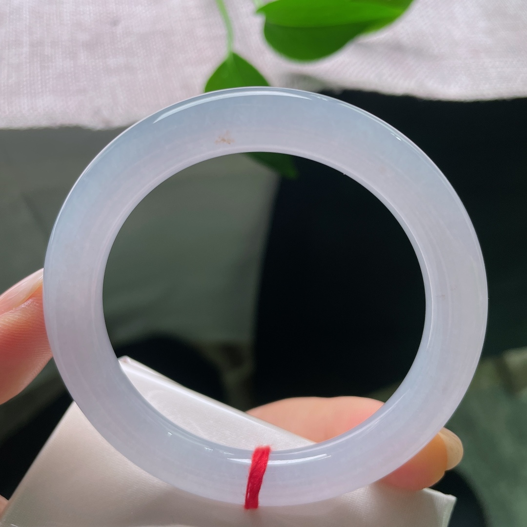 54/9.1，冰紫圆条，无裂，种老水头好，一抹洒金像金樱花娇俏印在镯上，的它是你专属。ss58056a