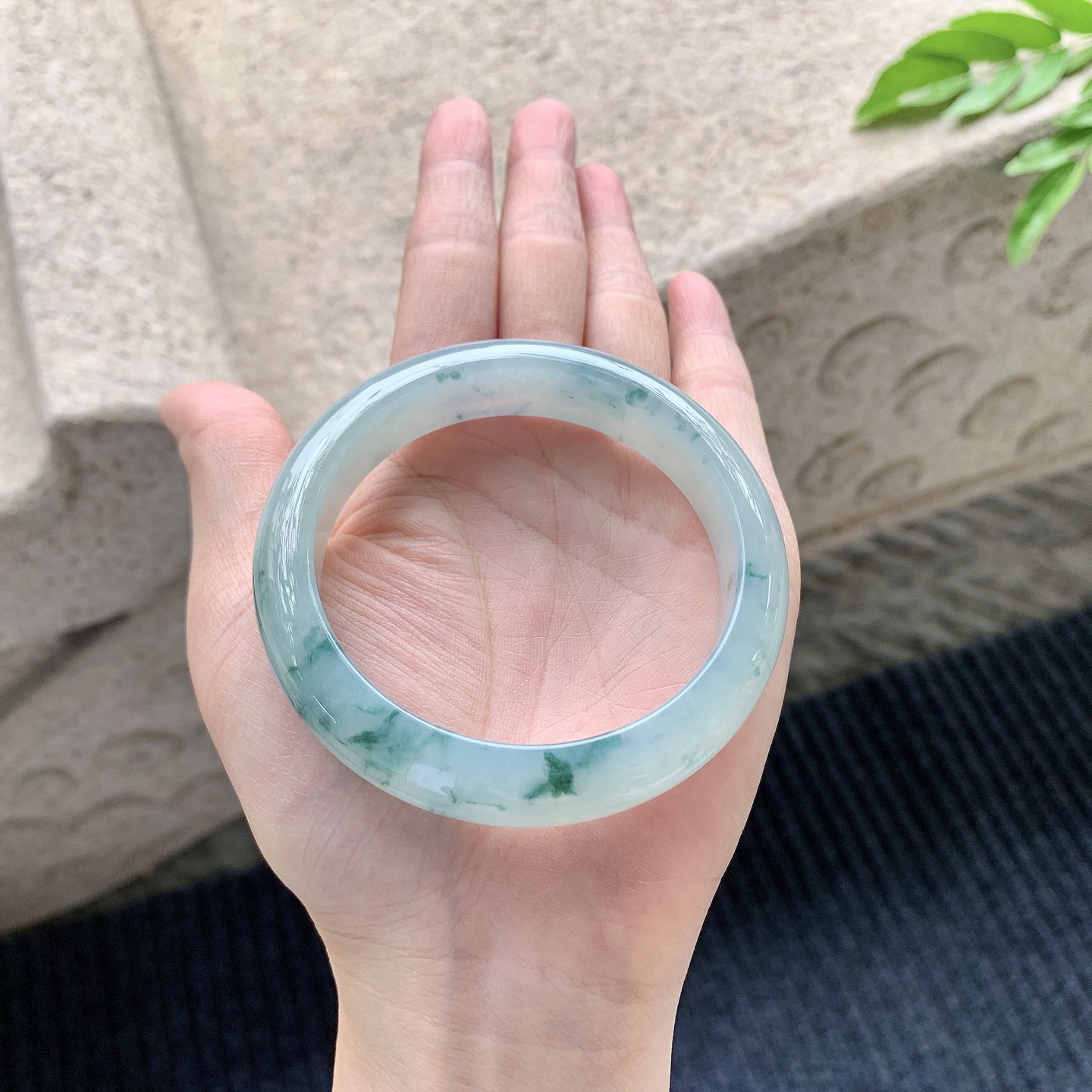 正圈57 58，圈口57.2/13/8.6，编码BA090574，糯冰飘花，水润，种老，细腻，无裂。