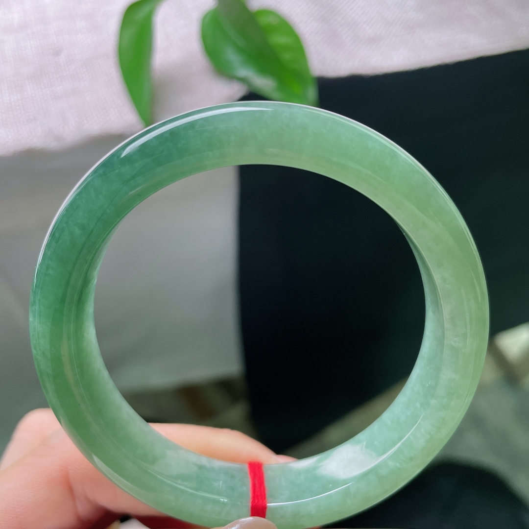 油青正圈，无裂，满圈油润湖水绿平安镯，翠色由浅至深自然晕染，深浅层次柔和过渡，如同沉浸在一汪幽深碧湖之中。ss58257a