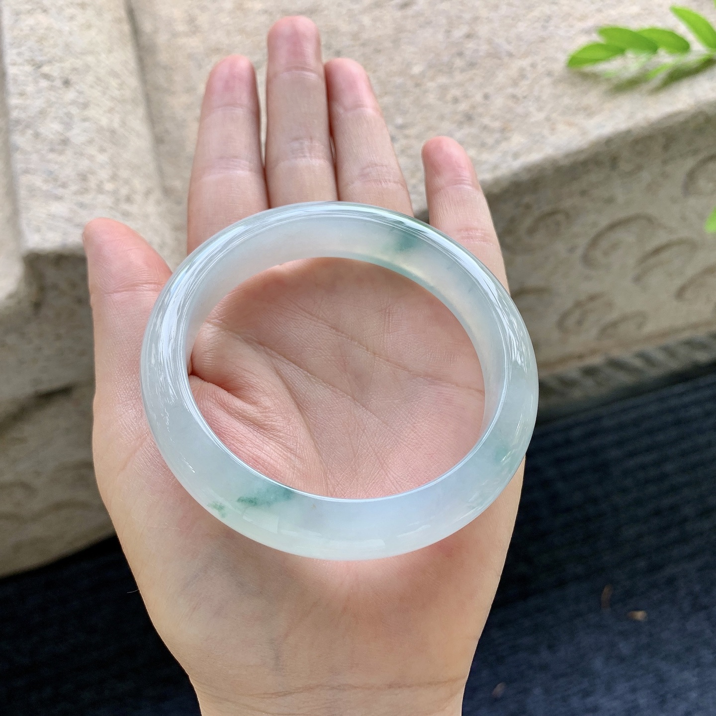 正圈56 57，圈口57/13/8.6，编码AD090413，描述冰飘花，清透，水润，种老，细腻，无裂。