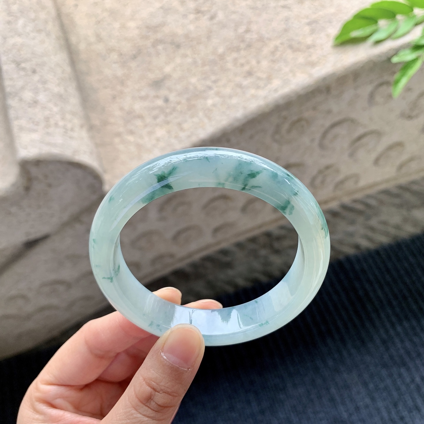 正圈57 58，圈口57.2/13/8.6，编码BA090574，糯冰飘花，水润，种老，细腻，无裂。