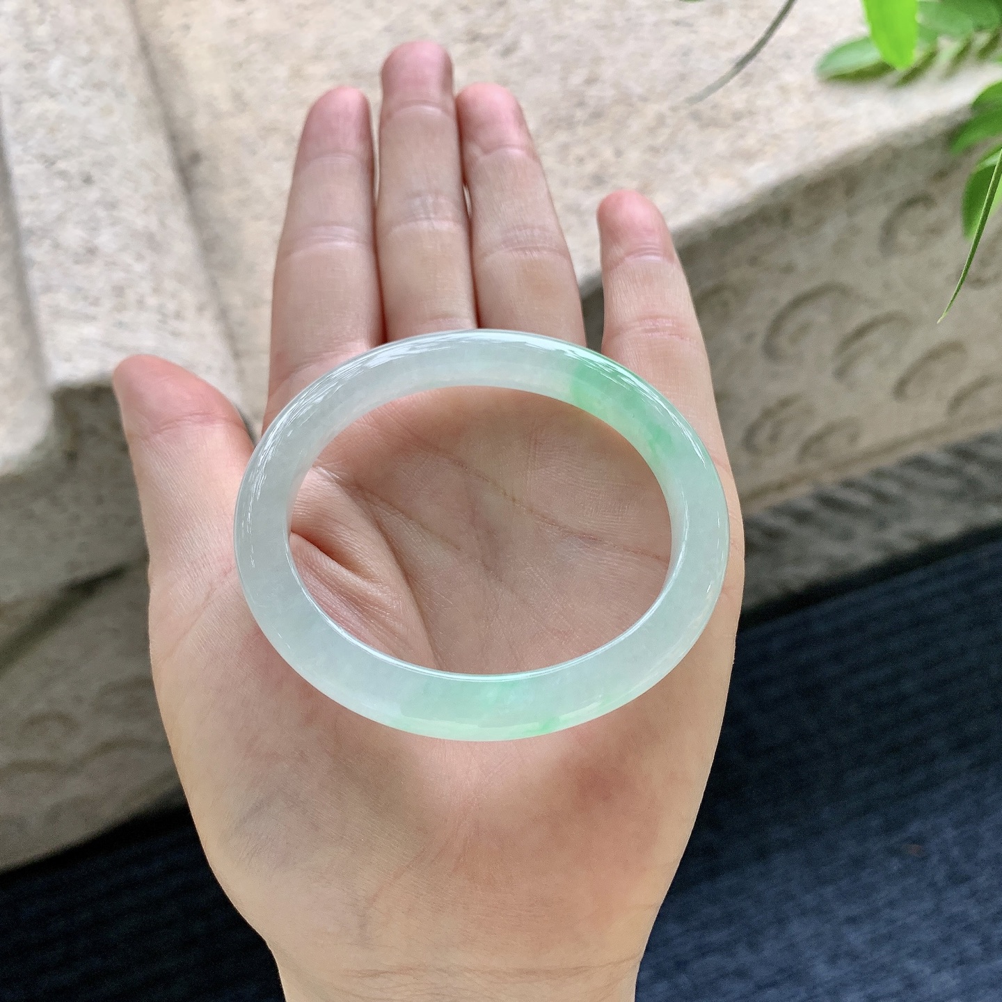 糯冰飘绿，水润，种老，细腻，打灯有纹线