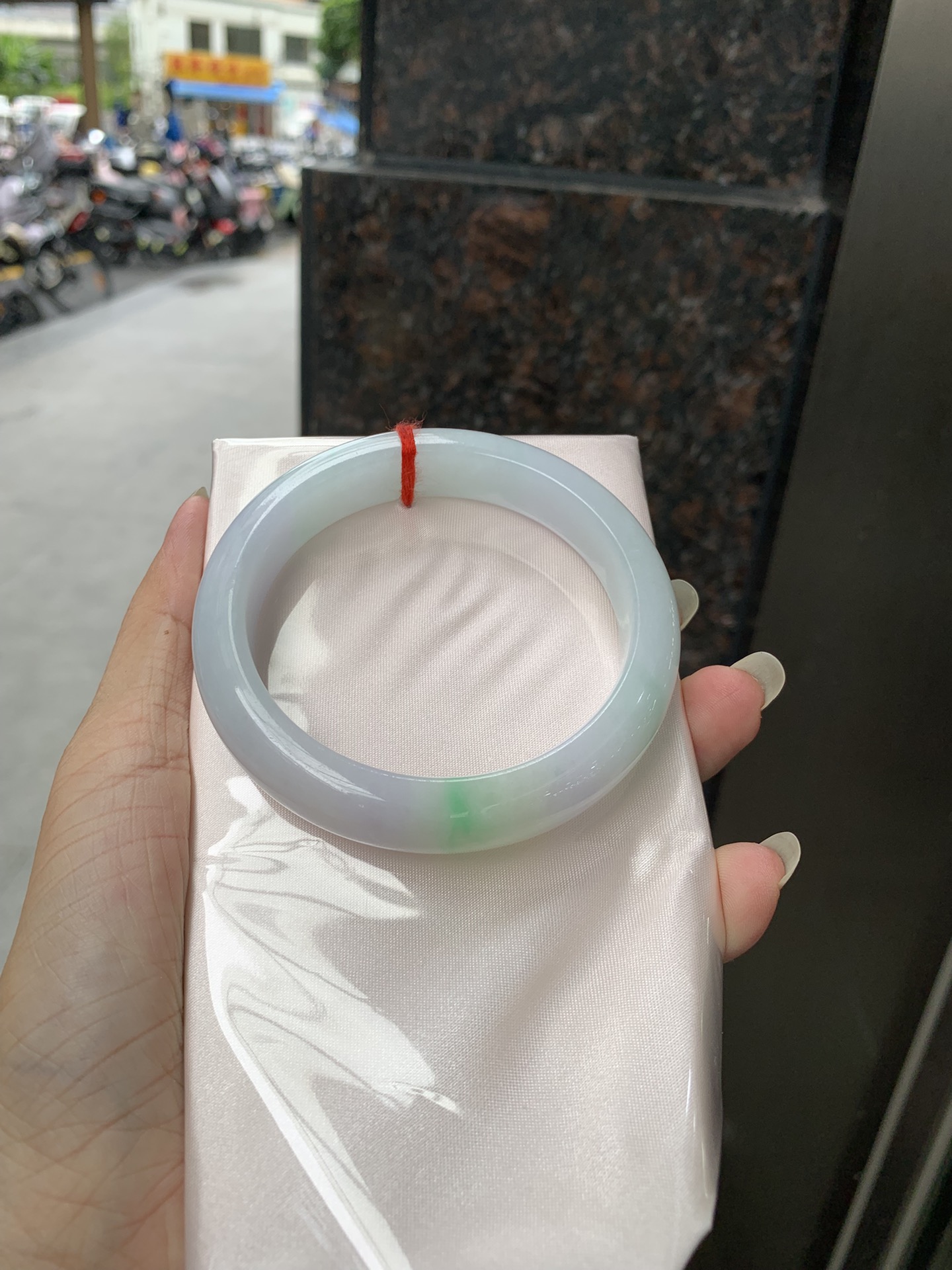 春彩正圈,0921-X750,打灯棉线，底妆干净细腻，阳绿花色碰上梦幻般的春，像是融化了的春天，所有的美好交织在一起，让人心生宁静而淡淡的欢喜