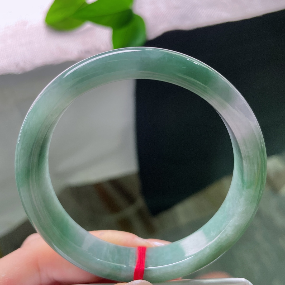 油青正圈，一点皮纹，半圈清润翠色晕染铺开，另一半过渡清透白底，色彩过渡自然柔和。ss58026a