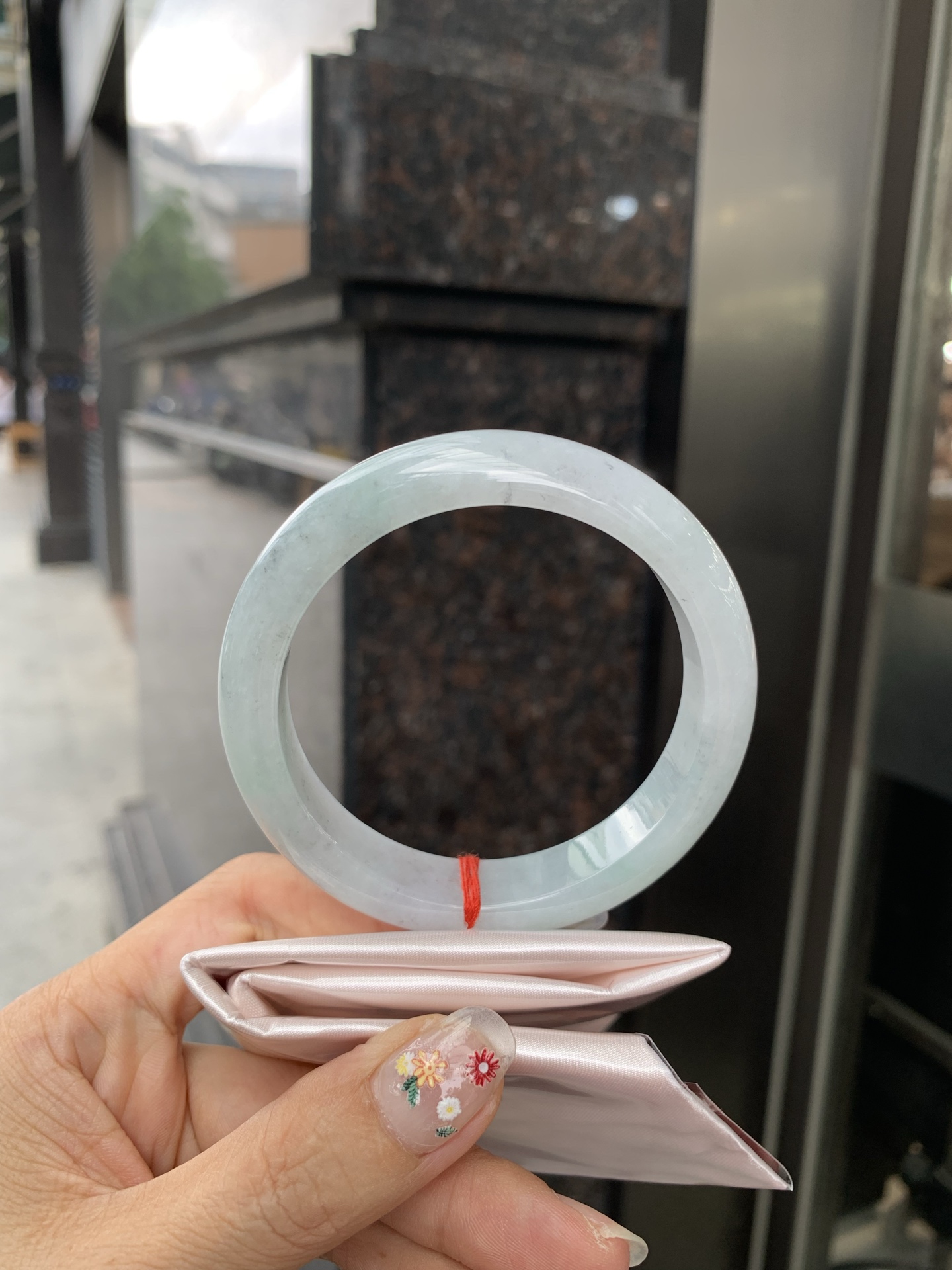 淡果绿乌鸡正圈, 打灯棉线，底妆水润细腻，淡淡果绿为底，乌鸡花为韵，晕染出独一份的诗意浪漫。