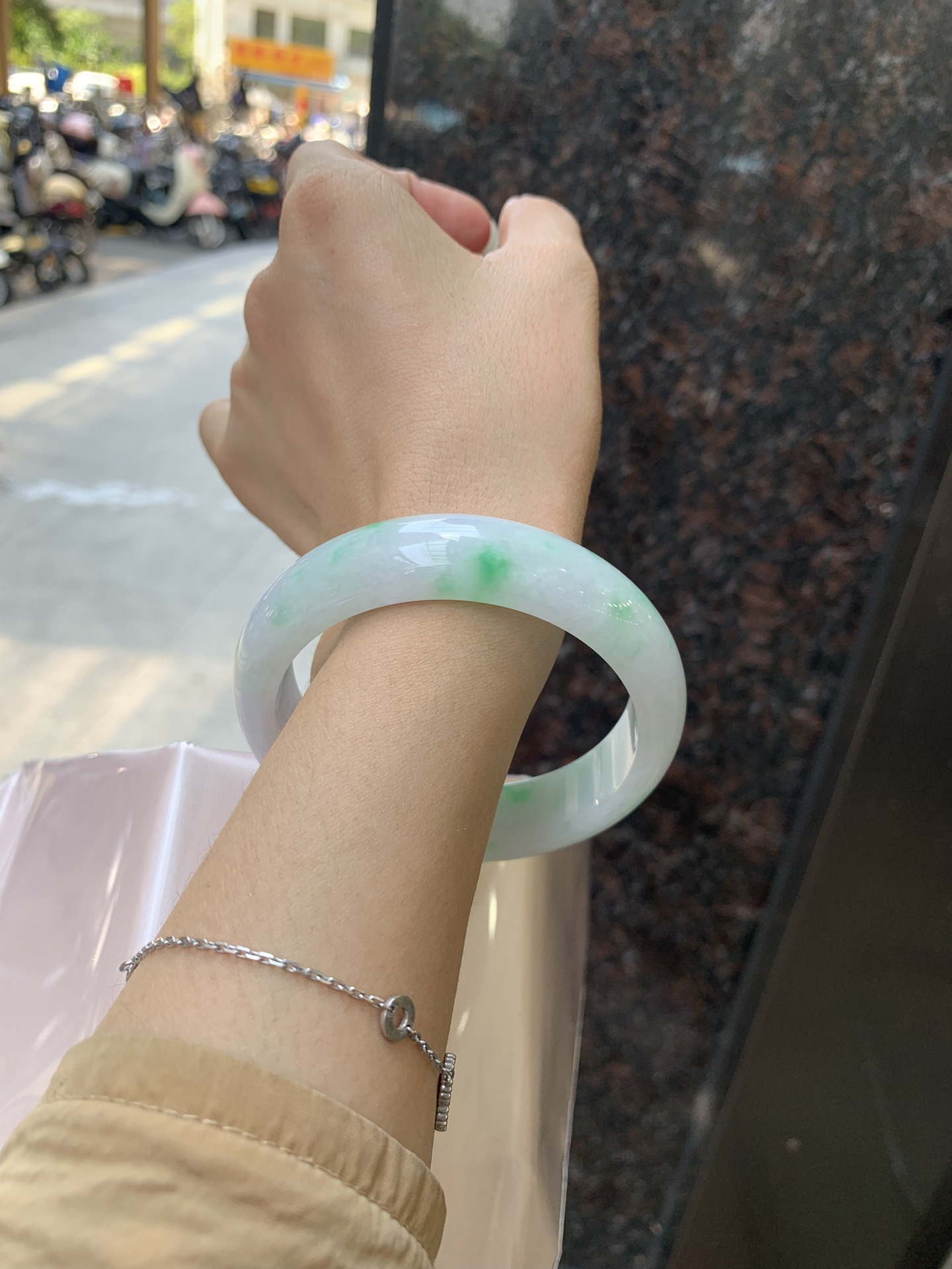 白底青/阳绿宽版正圈,0726-X790-3,无裂，底妆白净水润，阳绿花点缀，镯色生香，腕间之美，水润中透着灵气，仙气缭绕，温婉可人，举手投足间皆是美好