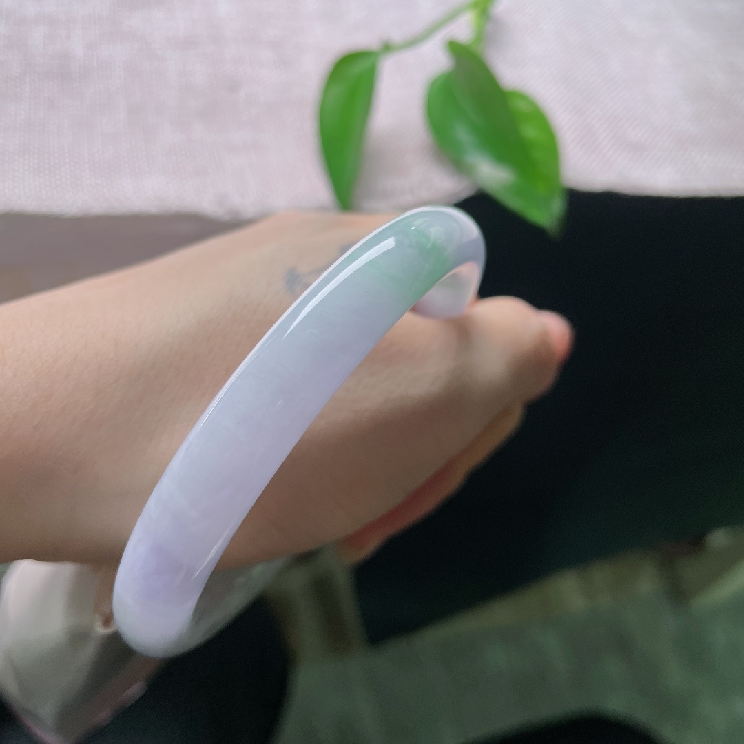 春彩圆条，内纹，温柔的淡紫缀着几缕青翠，不张扬却自带气韵，温润的镯身似是敛尽了人间柔和，ss57a