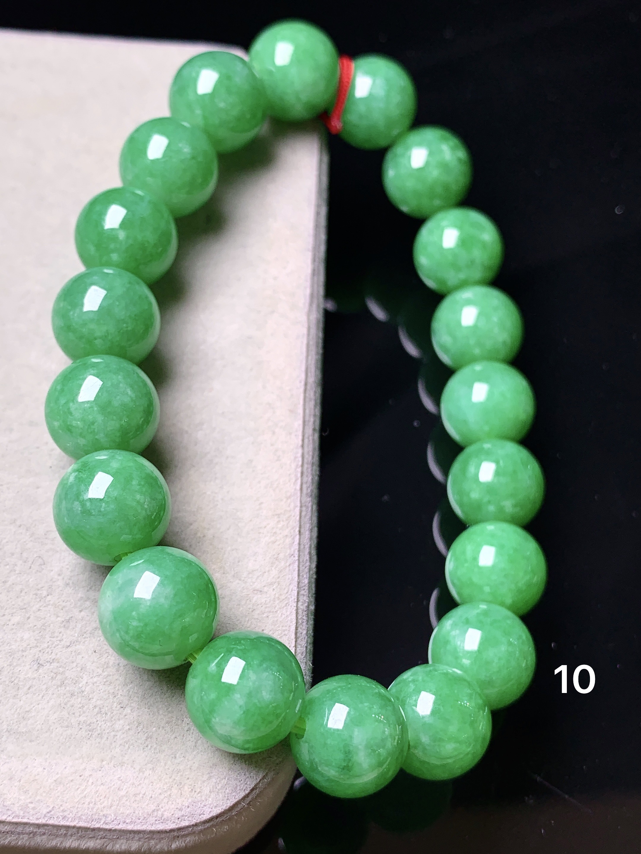 阳绿圆珠手链 玉质细腻 色泽艳丽清新 水润亮眼 整体尺寸10 x3