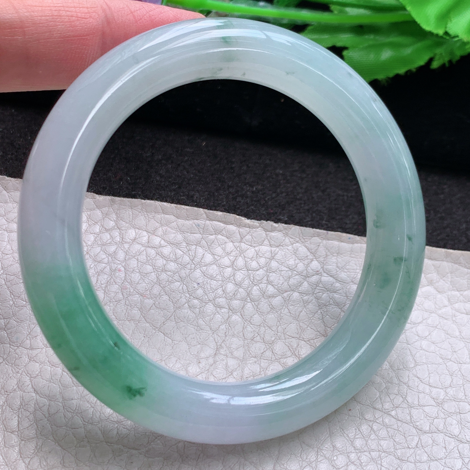 ay自然光55*11*11美人镯 缅甸翡翠a货高品质清新飘绿圆条玉手镯