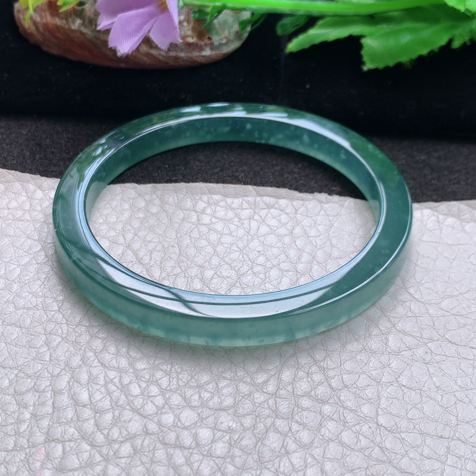 js自然光57.5*6.8宽扁镯 特色翡翠a货高品质冰蓝宽扁玉手镯