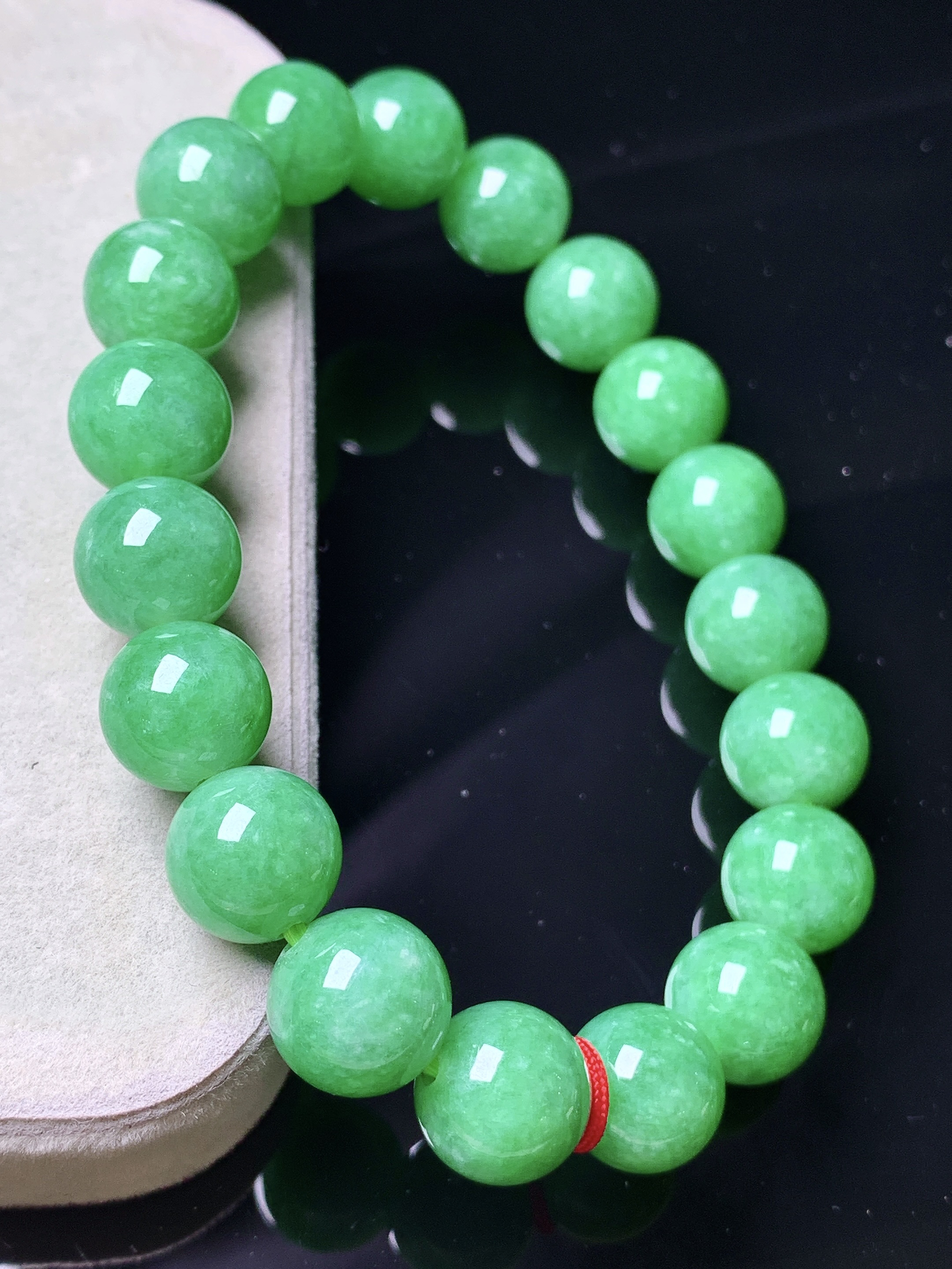 阳绿圆珠手链 玉质细腻 色泽艳丽清新 水润亮眼 整体尺寸10 x3