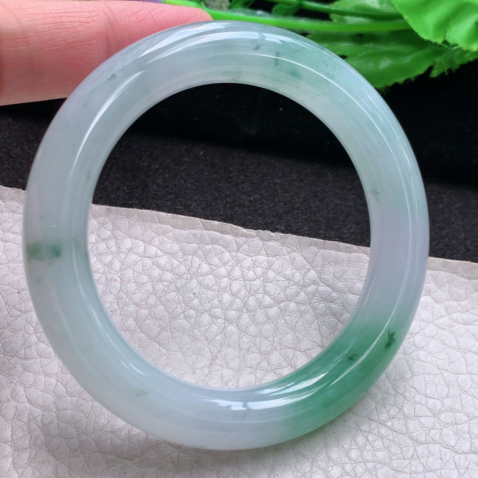 ay自然光55*11*11美人镯 缅甸翡翠a货高品质清新飘绿圆条玉手镯