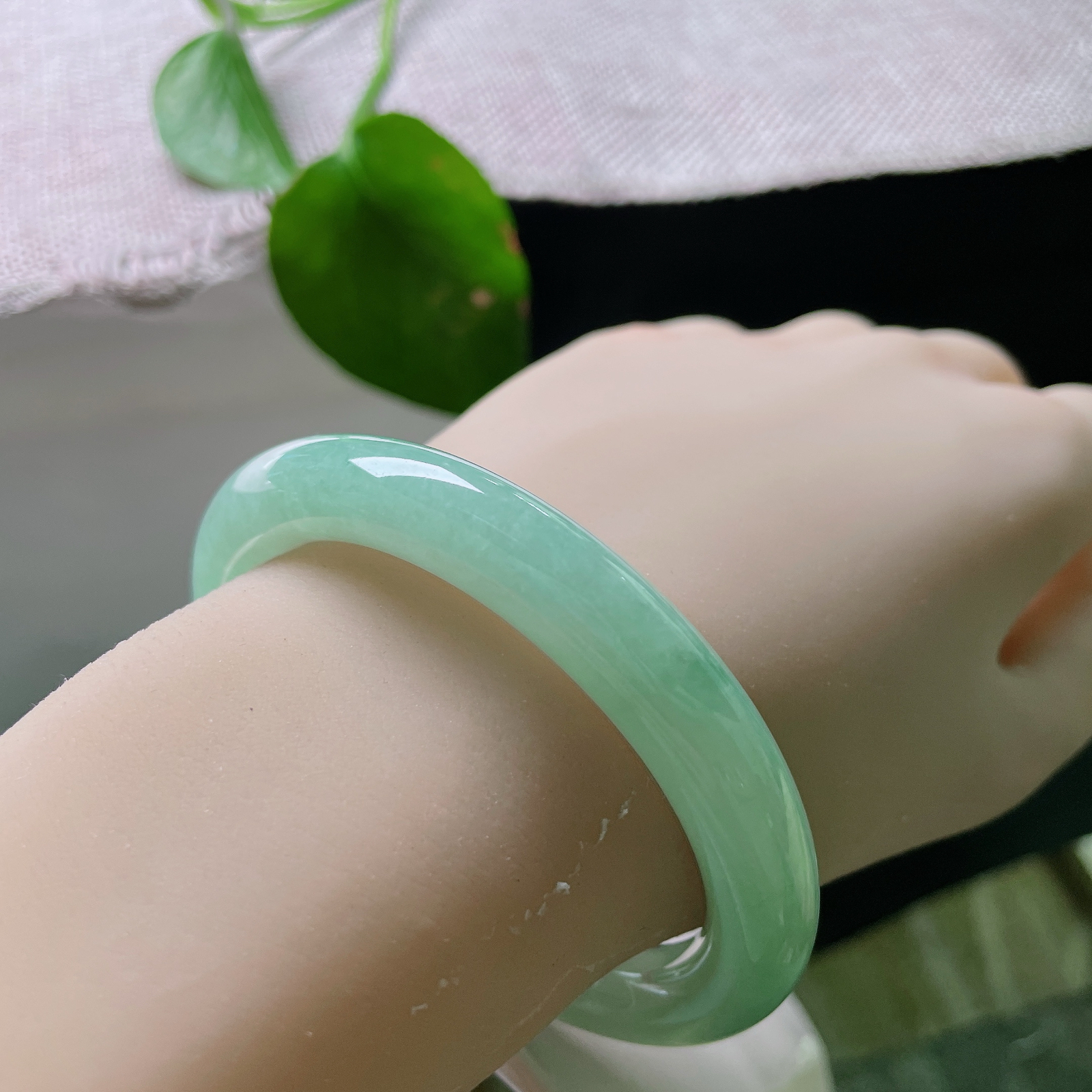 55.8/10.2，果绿圆条，棉线，柔光缓缓流淌，像盛下一汪平静湖水，极简款式，耐看百搭，演绎低调内敛的东方温柔。ss57111a