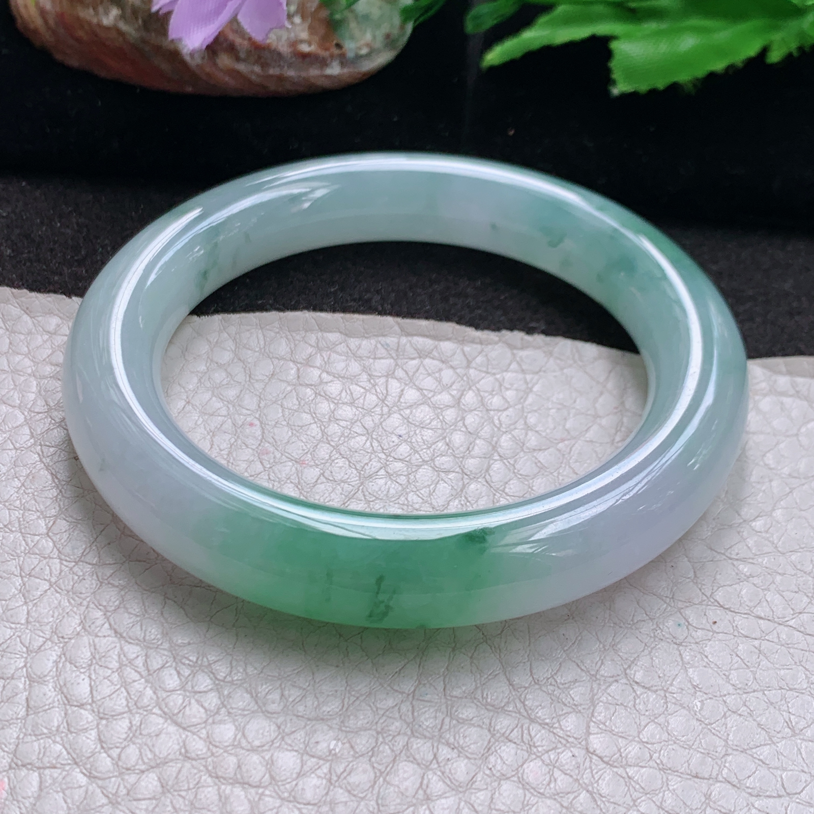 ay自然光55*11*11美人镯 缅甸翡翠a货高品质清新飘绿圆条玉手镯