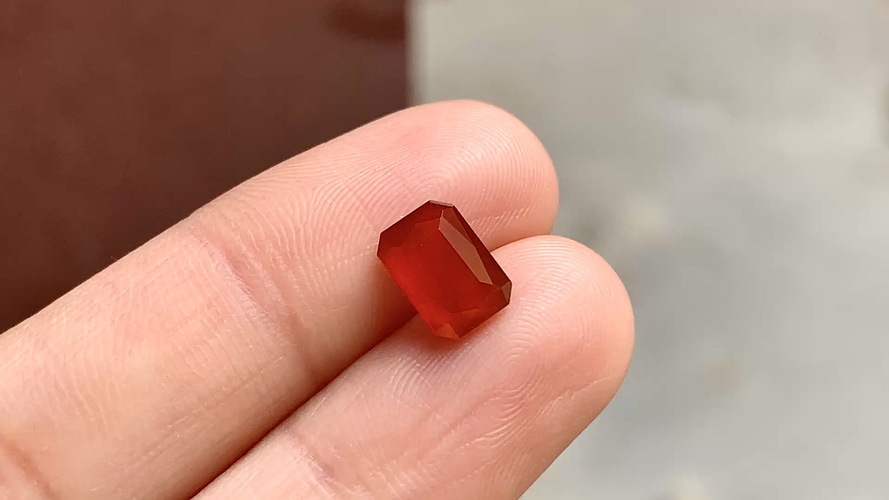 鸽血红钻石马鞍,无裂