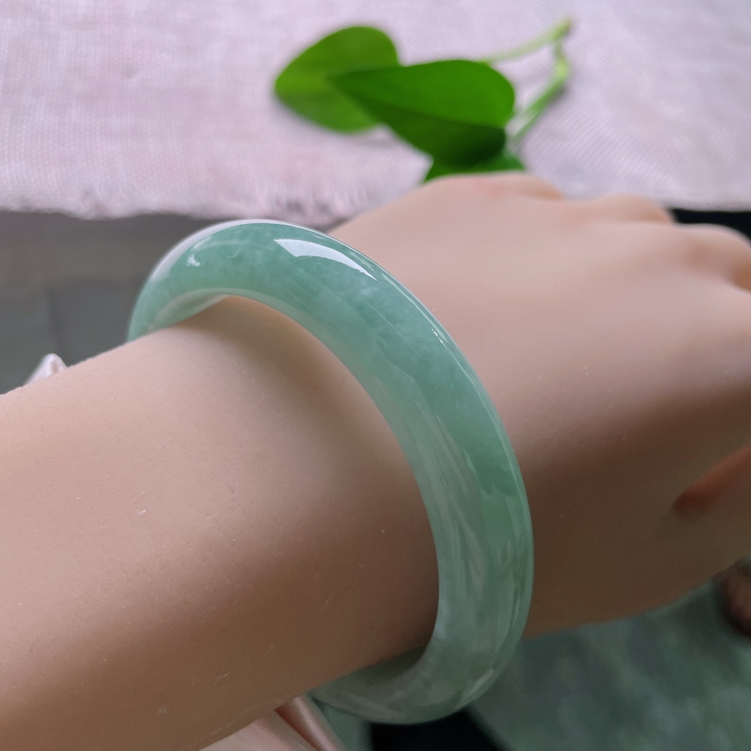 绿底正圈，一点皮纹，冰润湖绿平安镯，整圈是清透柔和的湖水绿调，色调均匀温润，满眼清爽舒适。ss57925a