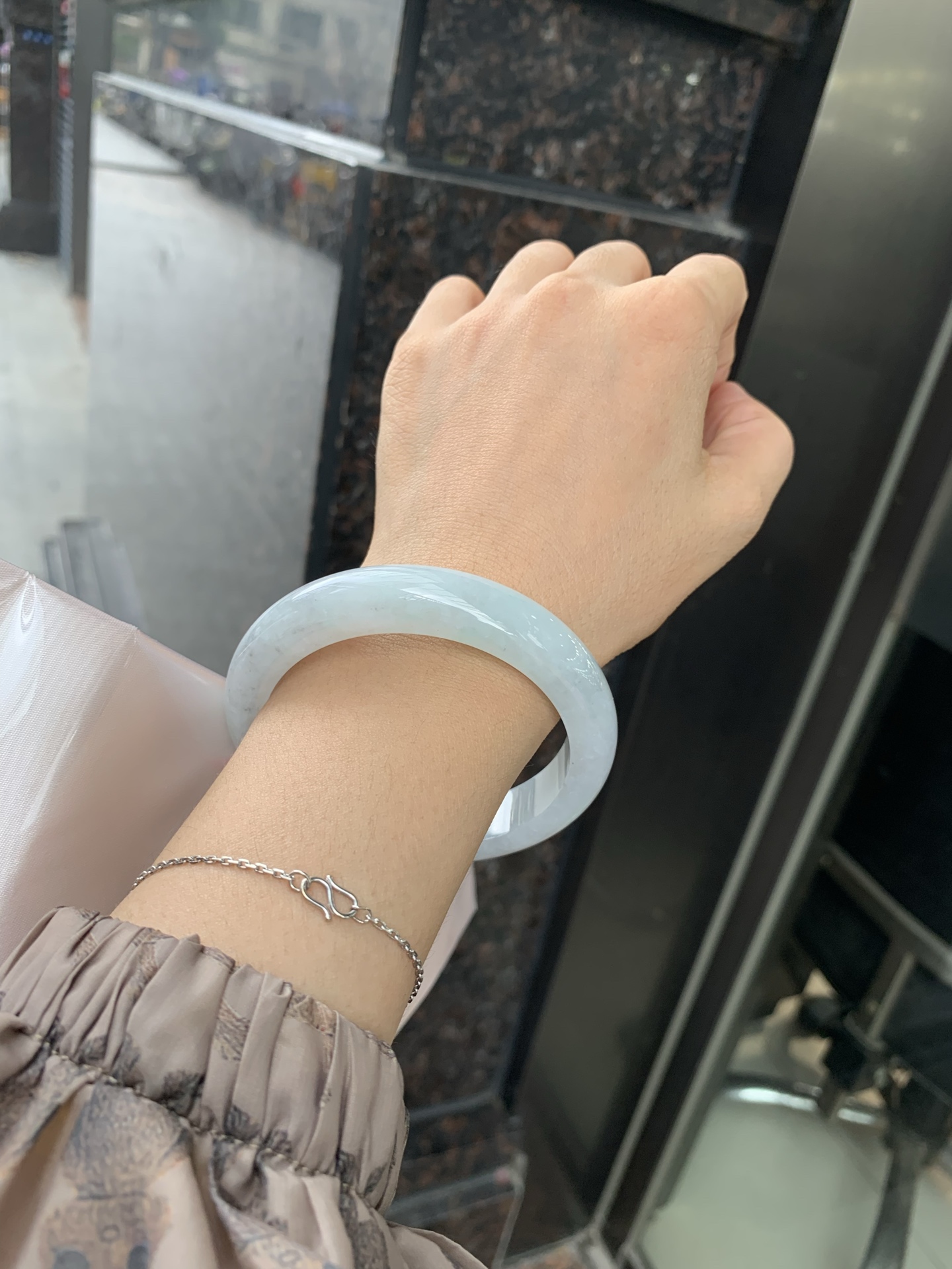 淡果绿乌鸡正圈, 打灯棉线，底妆水润细腻，淡淡果绿为底，乌鸡花为韵，晕染出独一份的诗意浪漫。