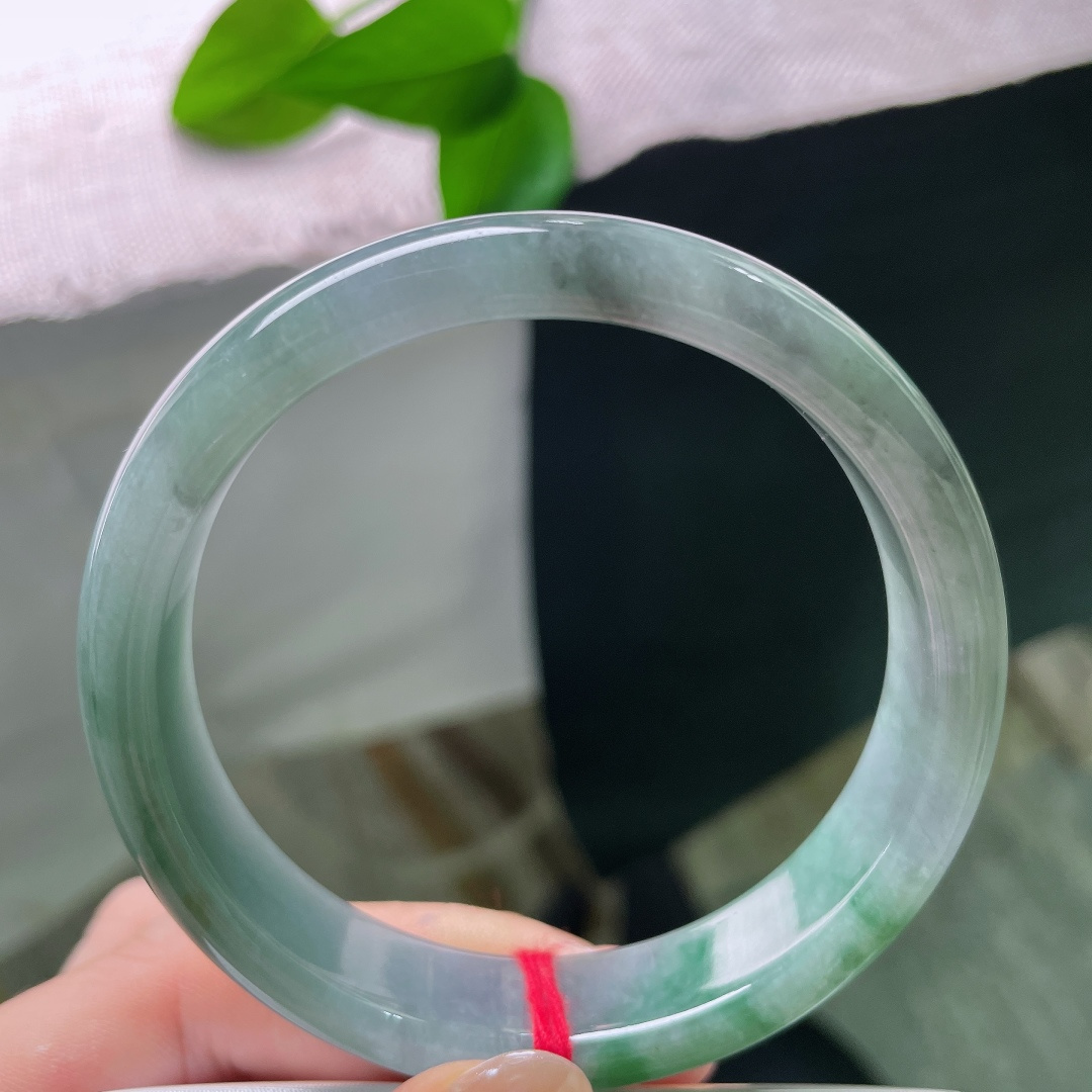 油青正圈，一点皮纹，风格兼容多种年龄，年轻佩戴清雅灵动，长辈佩戴温润端庄。ss58019a