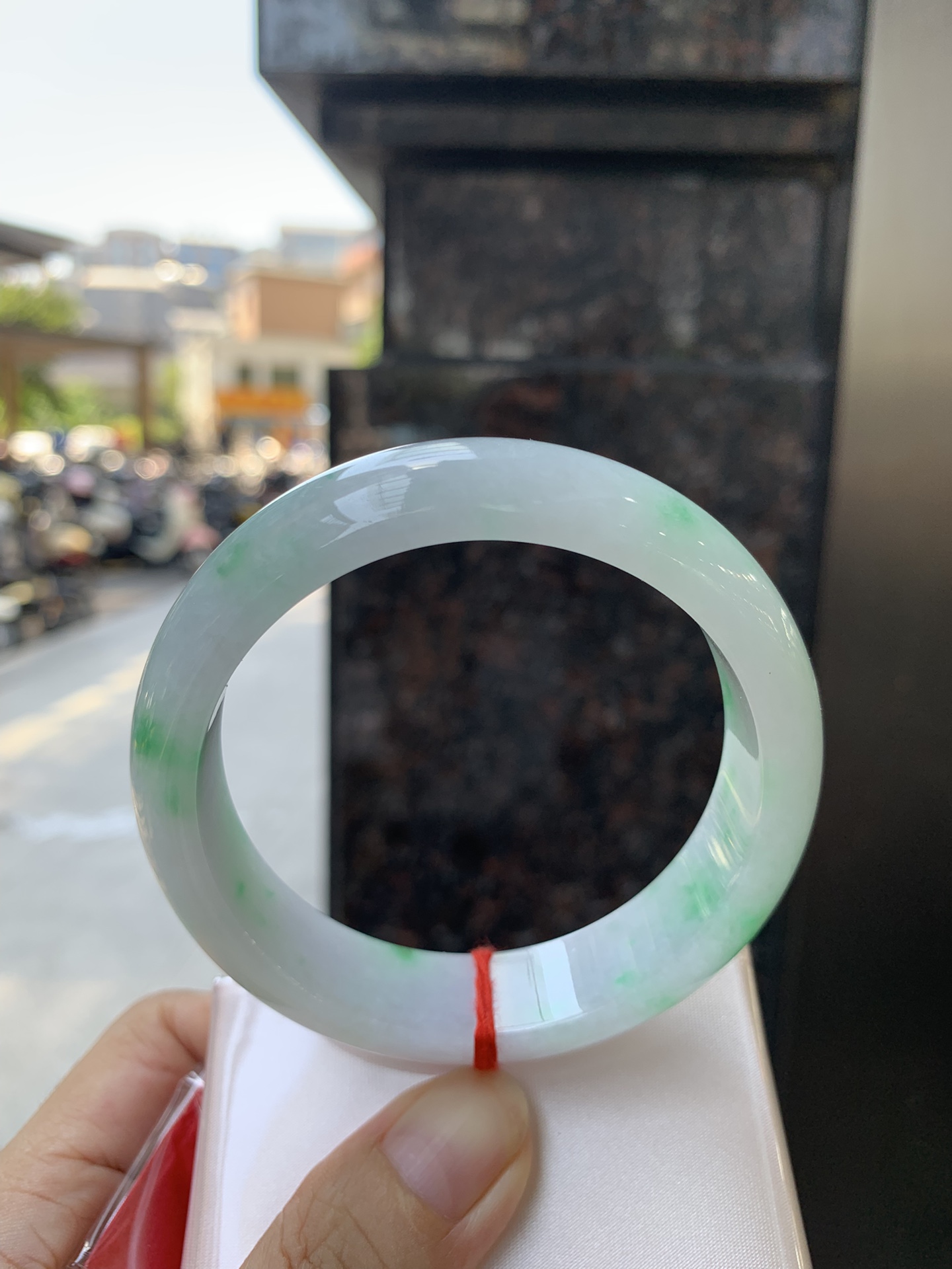 白底青/阳绿宽版正圈,0726-X790-3,无裂，底妆白净水润，阳绿花点缀，镯色生香，腕间之美，水润中透着灵气，仙气缭绕，温婉可人，举手投足间皆是美好
