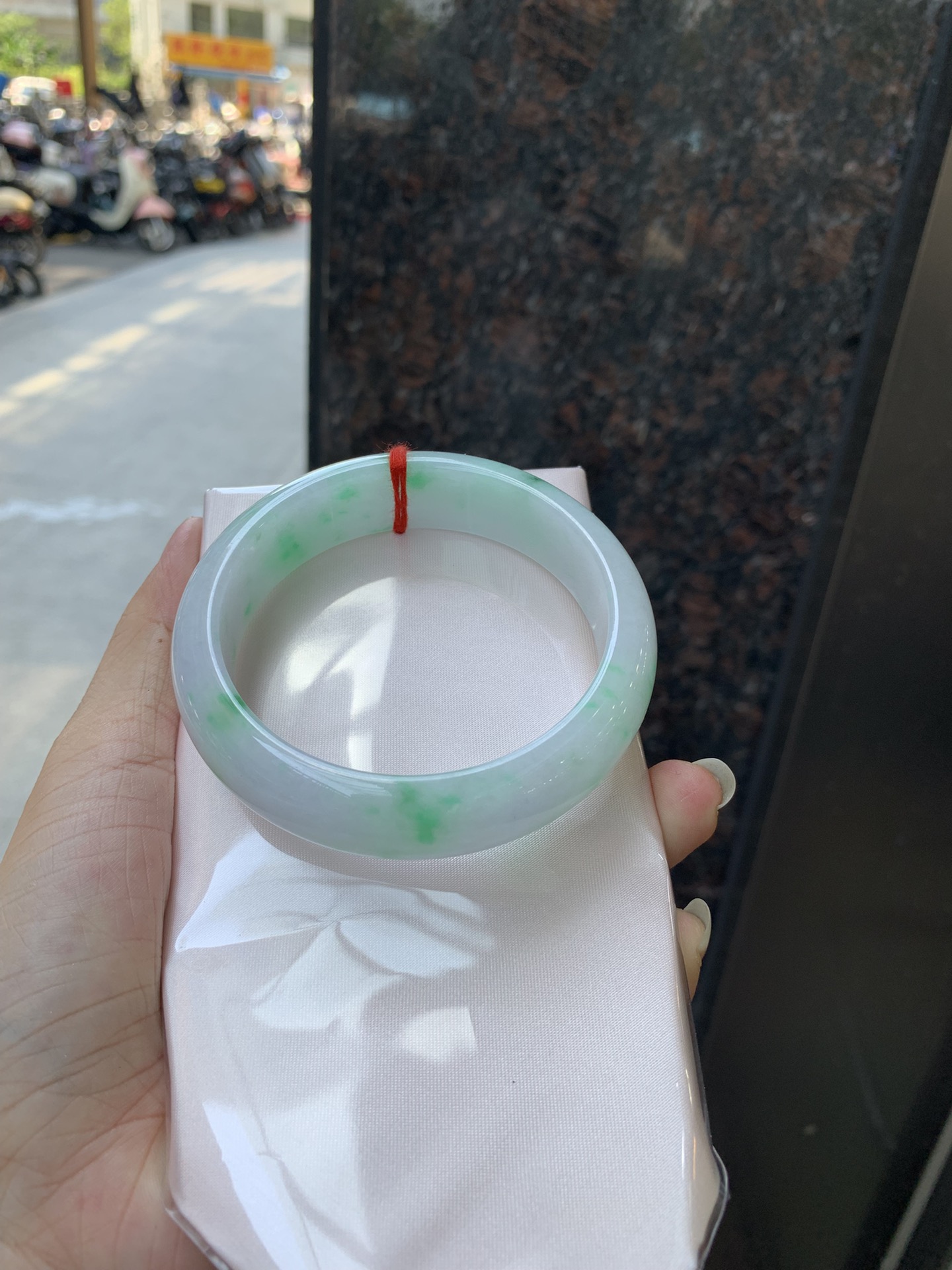 白底青/阳绿宽版正圈,0726-X790-3,无裂，底妆白净水润，阳绿花点缀，镯色生香，腕间之美，水润中透着灵气，仙气缭绕，温婉可人，举手投足间皆是美好