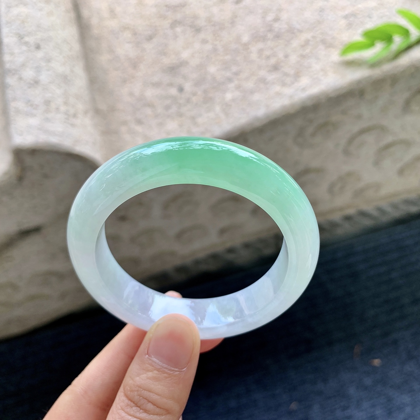 正圈49 50，圈口50.8/12.6/8.8，编码G7090448，冰糯阳绿，水润，清透，种老，细腻，打灯有棉线