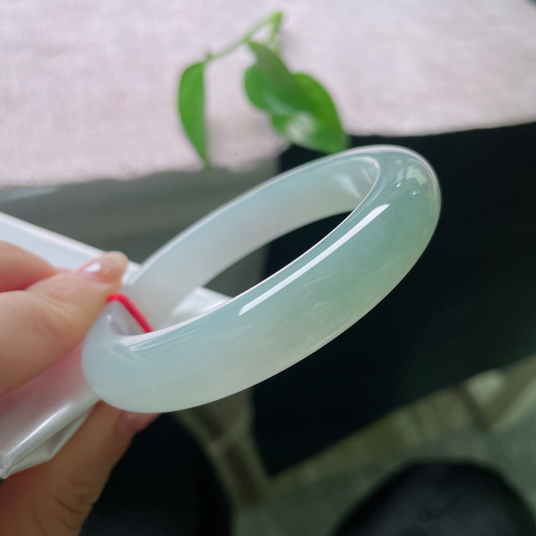 冰油正圈，无裂，种质清透莹润，玉质致密细腻，镯身流转柔润胶光，光泽内敛贵气，是好玉独有的温润宝光。ss58241a