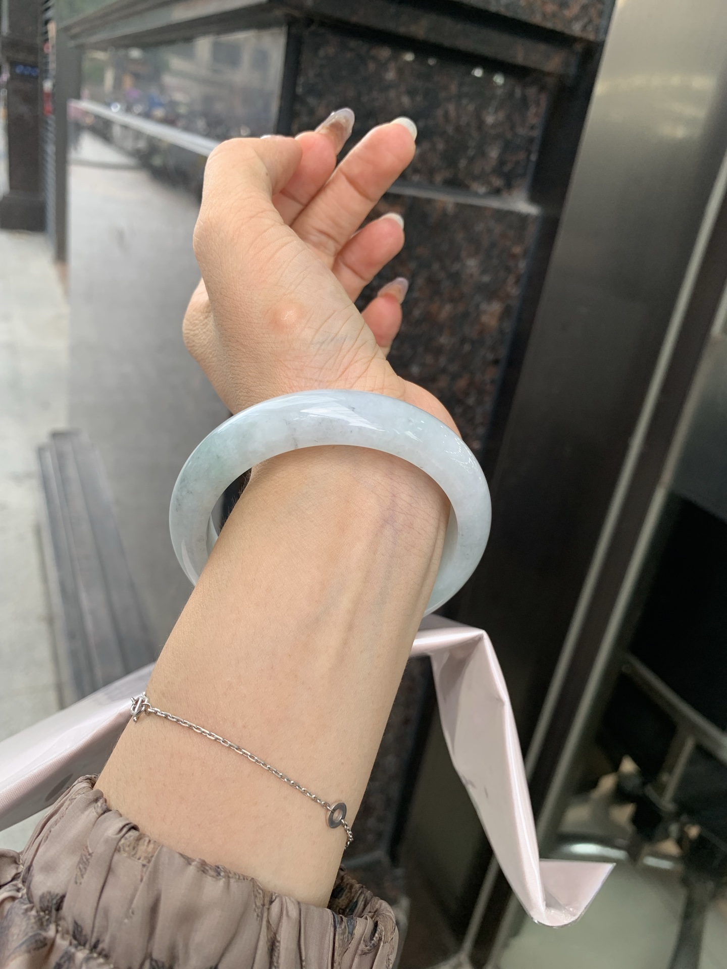 淡果绿乌鸡正圈, 打灯棉线，底妆水润细腻，淡淡果绿为底，乌鸡花为韵，晕染出独一份的诗意浪漫。