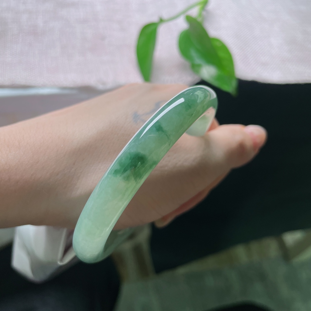 55.3/10，飘花圆条，无裂，种质冰润清透，如水般澄澈，玉质自带幽幽水光，腕间仿佛盛下一汪静谧幽潭，清冷氛围感十足。ss58216a