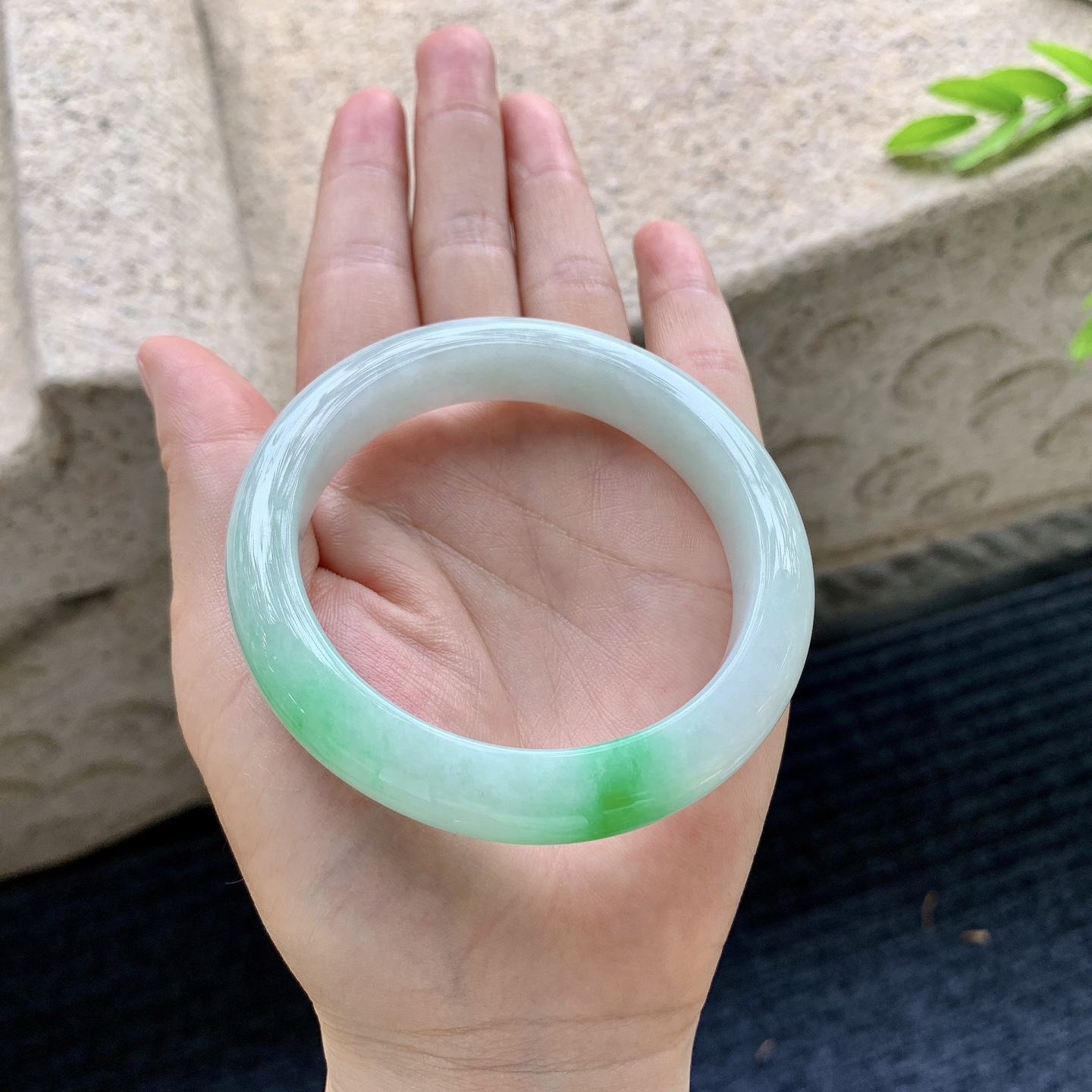 正圈55 56，圈口56.7/12/9，编码T1090420，描述细糯飘阳绿，水润，种老，细腻，无裂。