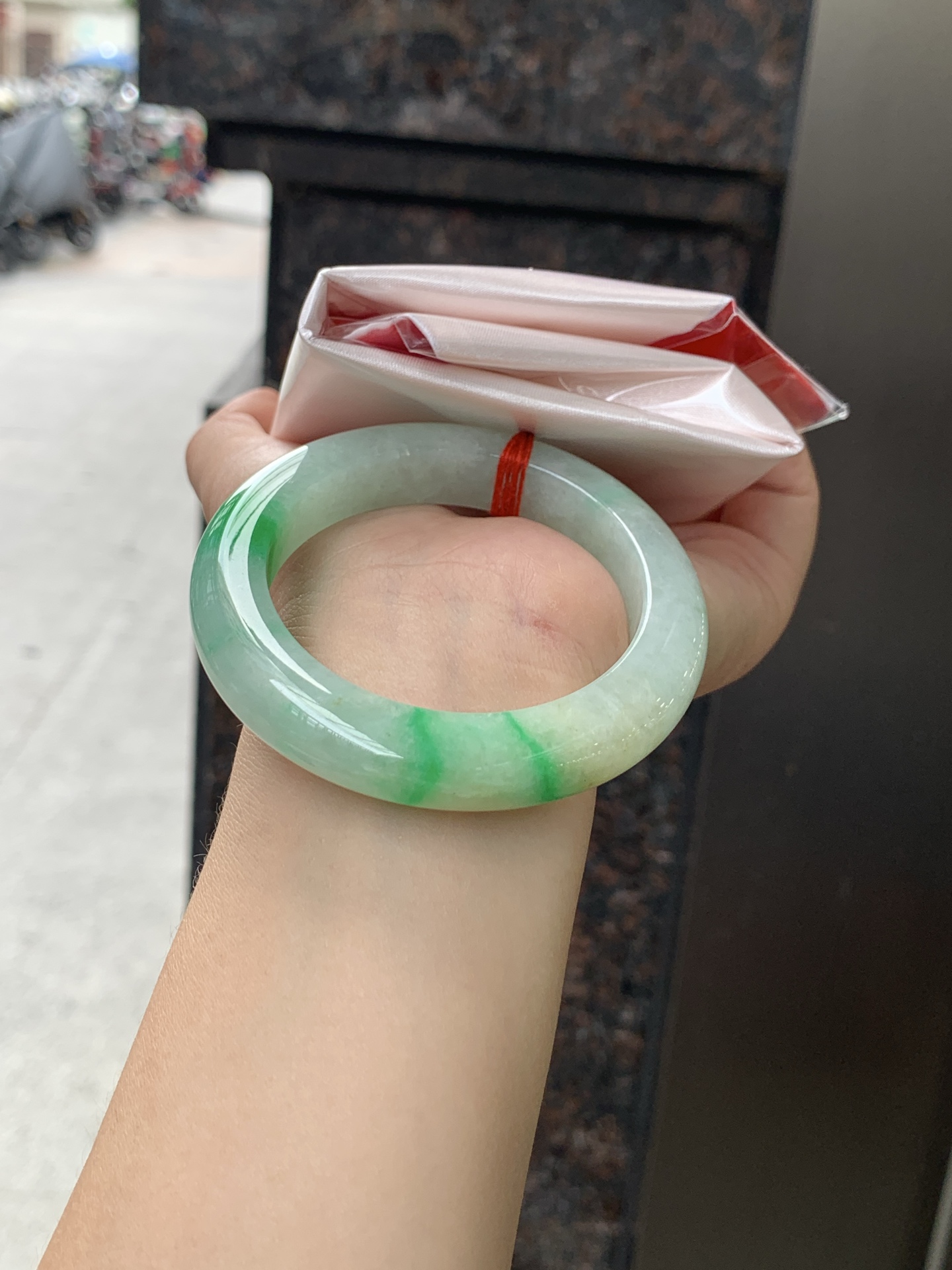 飘阳绿正圈, 打灯细纹，飘阳绿花，鲜艳得像新冒头的嫩芽，灵动清新，即柔和又充满生机。