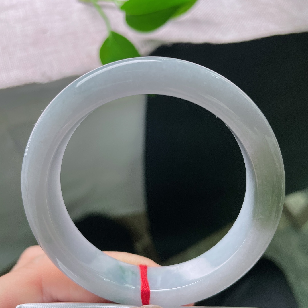 54.2/12.8/8.7，飘花正圈，一点晶体，白底飘一抹绿平安镯，素雅浅白为底，几处翠色错落晕染，