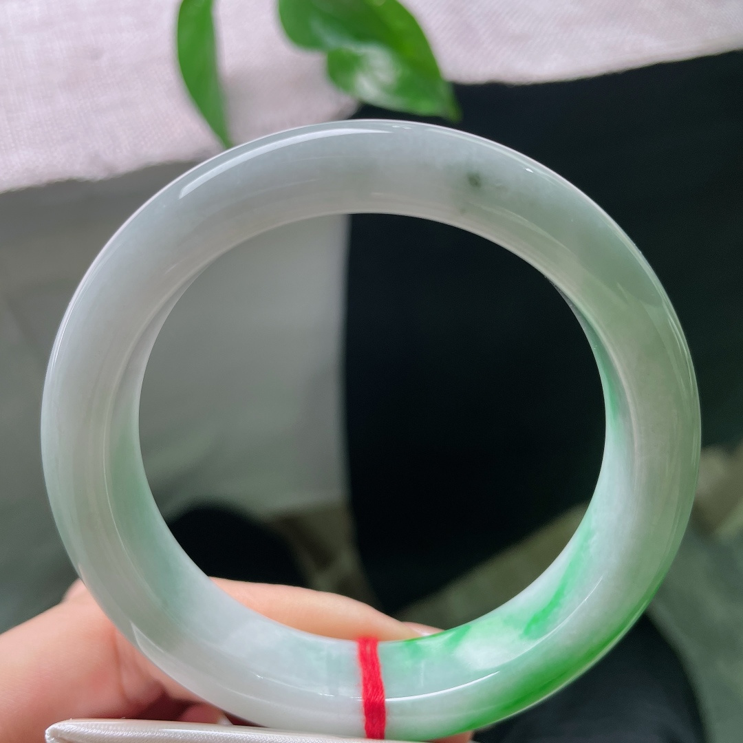 飘绿正圈，有纹，辣绿耀眼，冰润莹白玉底之上，一抹浓艳正阳绿沿镯身迤逦铺展，翠色浓郁鲜活，贵气天成。ss57988a