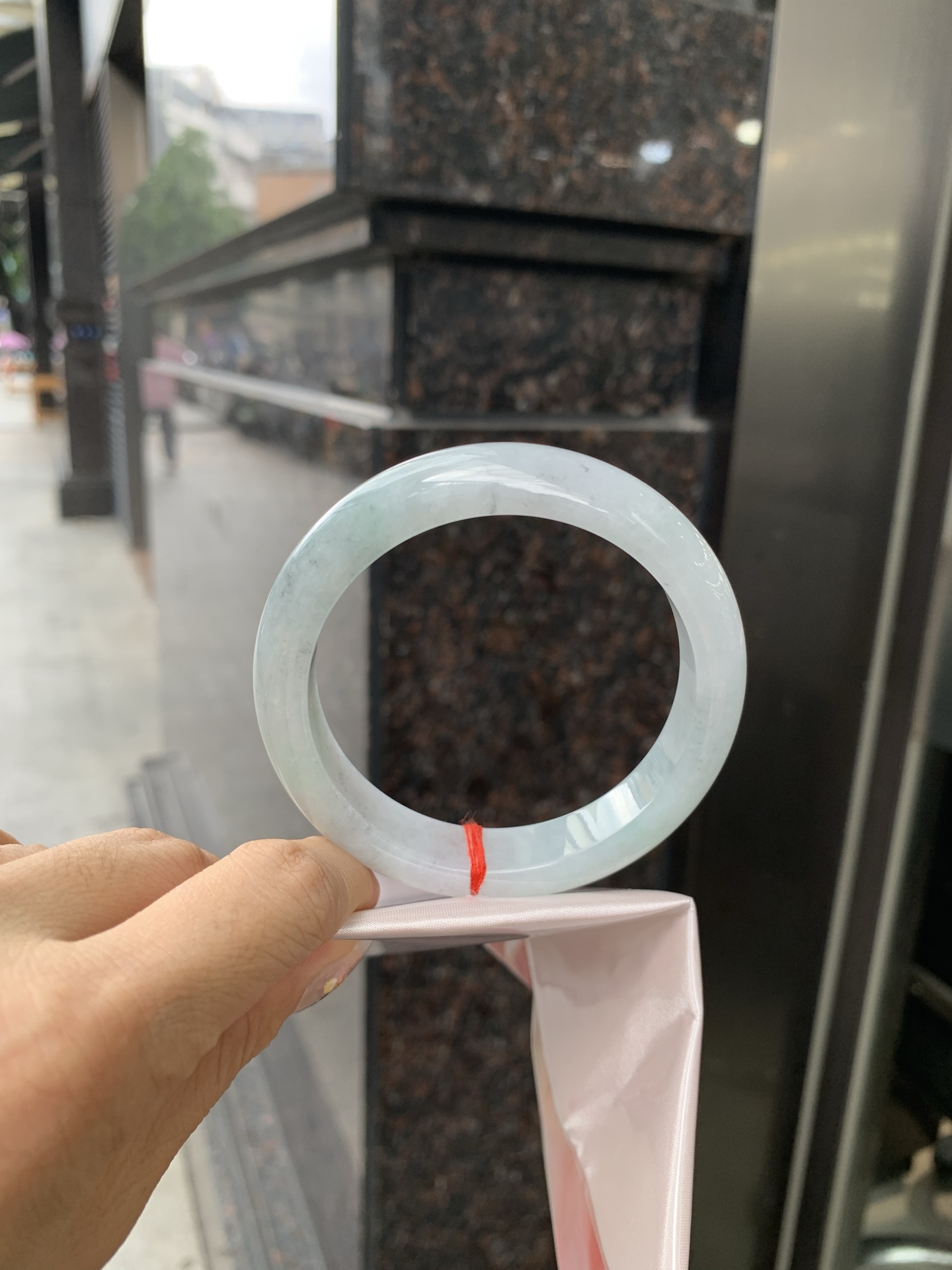 淡果绿乌鸡正圈, 打灯棉线，底妆水润细腻，淡淡果绿为底，乌鸡花为韵，晕染出独一份的诗意浪漫。