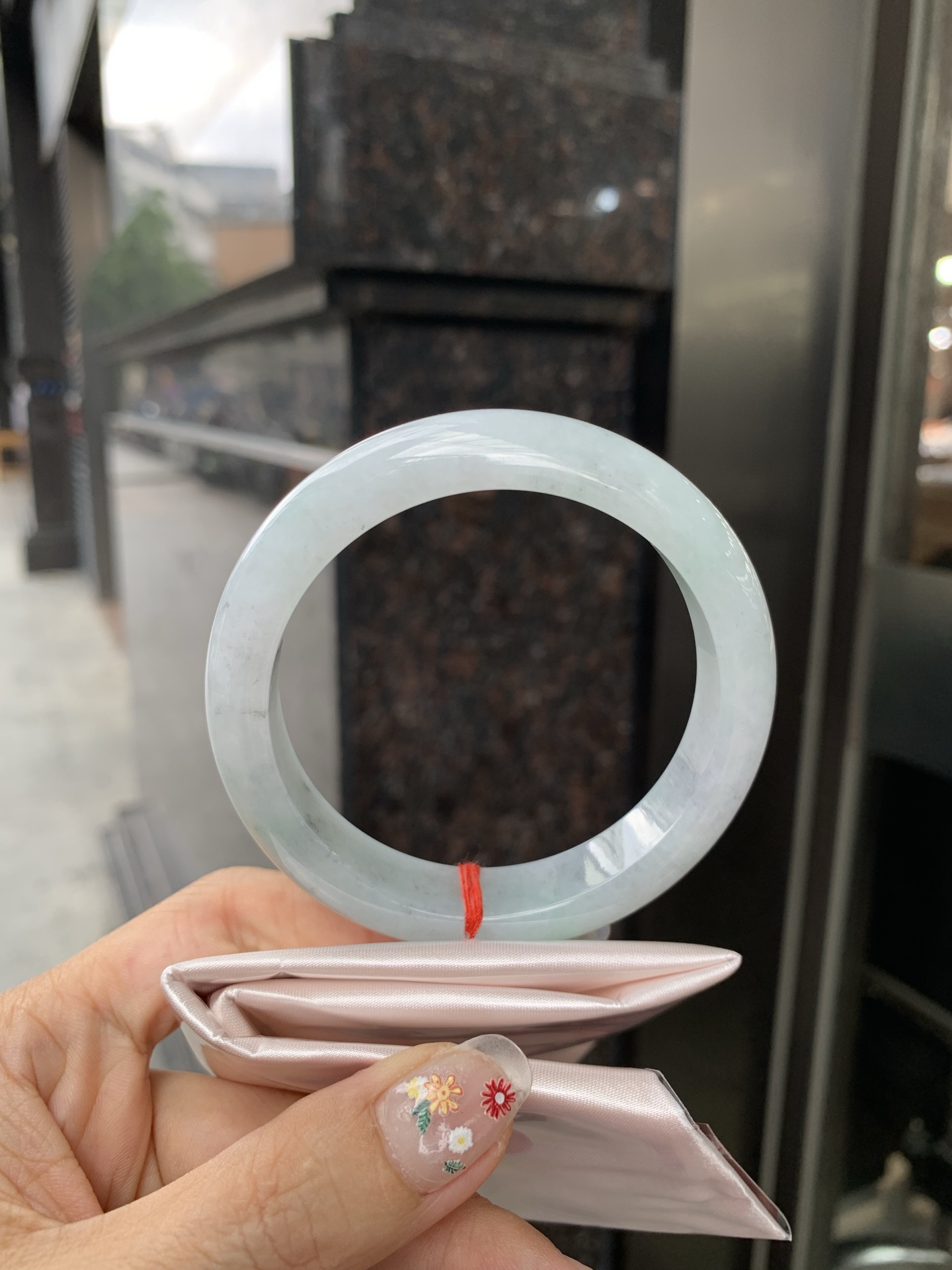 淡果绿乌鸡正圈, 打灯棉线，底妆水润细腻，淡淡果绿为底，乌鸡花为韵，晕染出独一份的诗意浪漫。