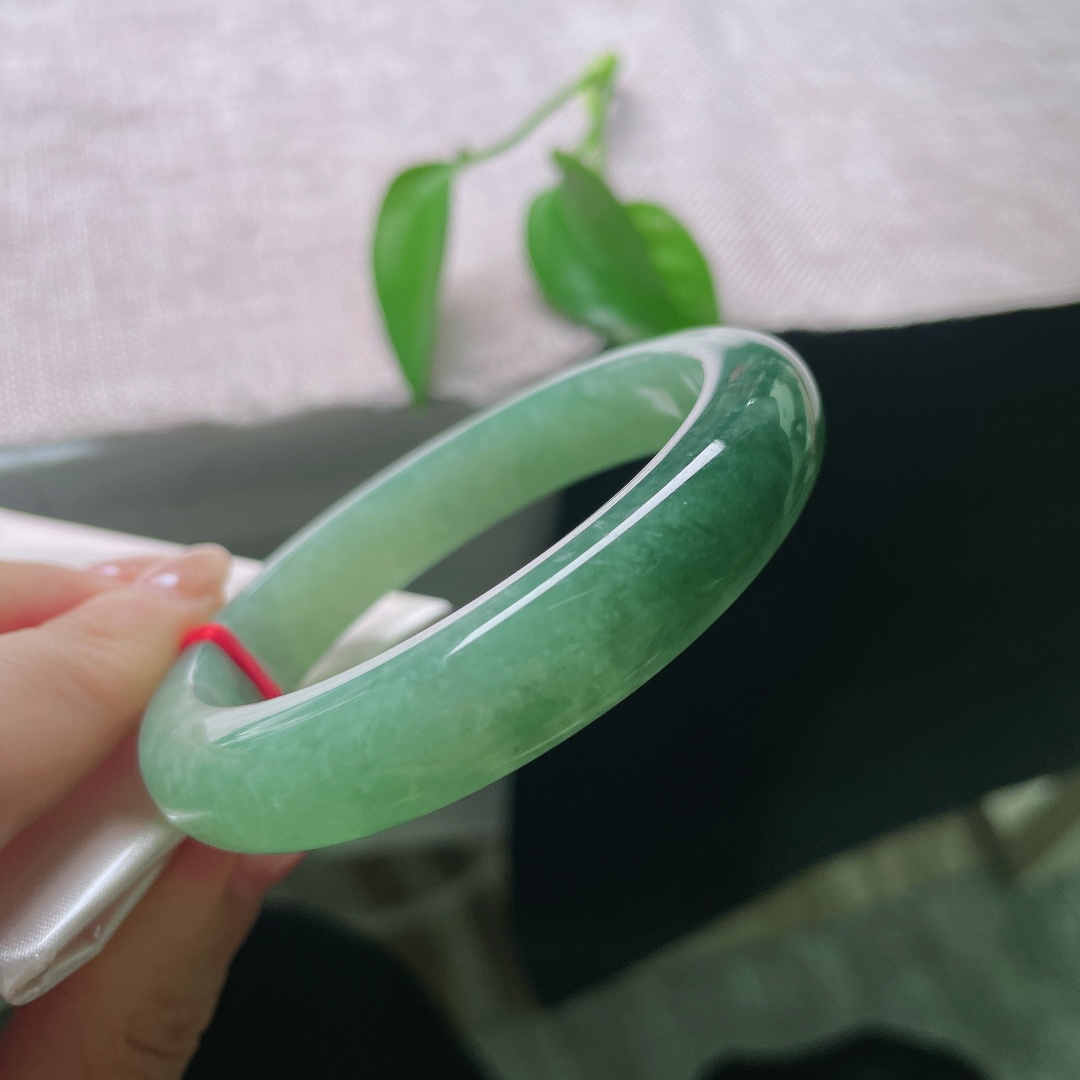 油青正圈，无裂，满圈油润湖水绿平安镯，翠色由浅至深自然晕染，深浅层次柔和过渡，如同沉浸在一汪幽深碧湖之中。ss58257a