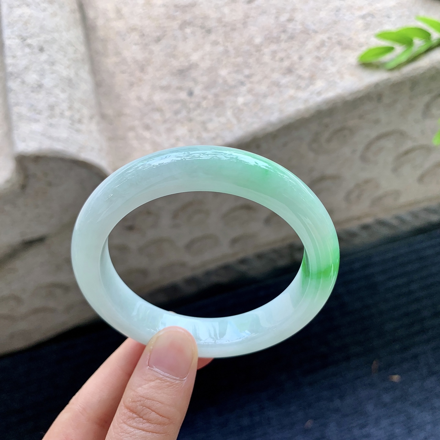 正圈55 56，圈口56.7/12/9，编码T1090420，描述细糯飘阳绿，水润，种老，细腻，无裂。