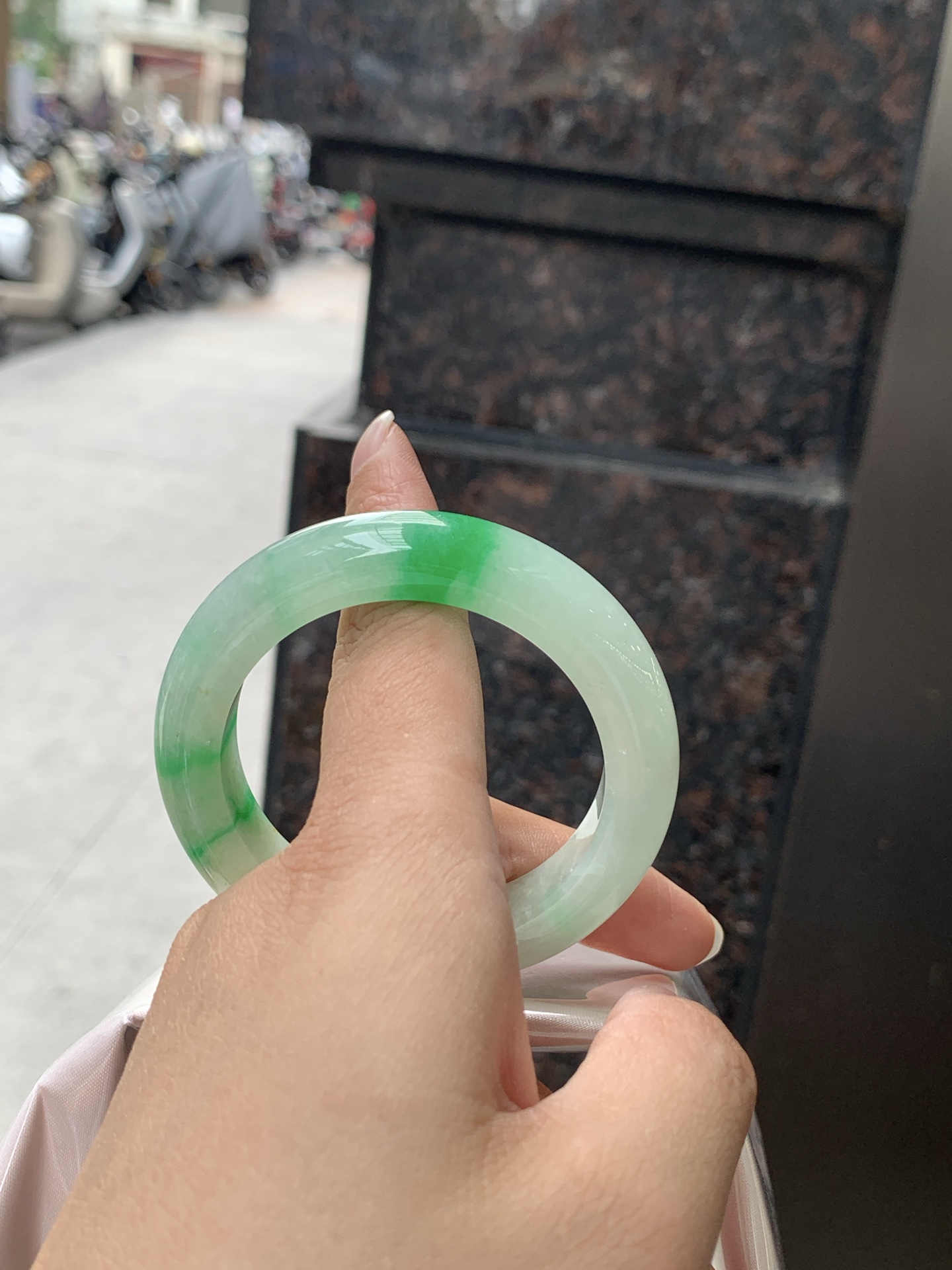 飘阳绿正圈, 打灯细纹，飘阳绿花，鲜艳得像新冒头的嫩芽，灵动清新，即柔和又充满生机。
